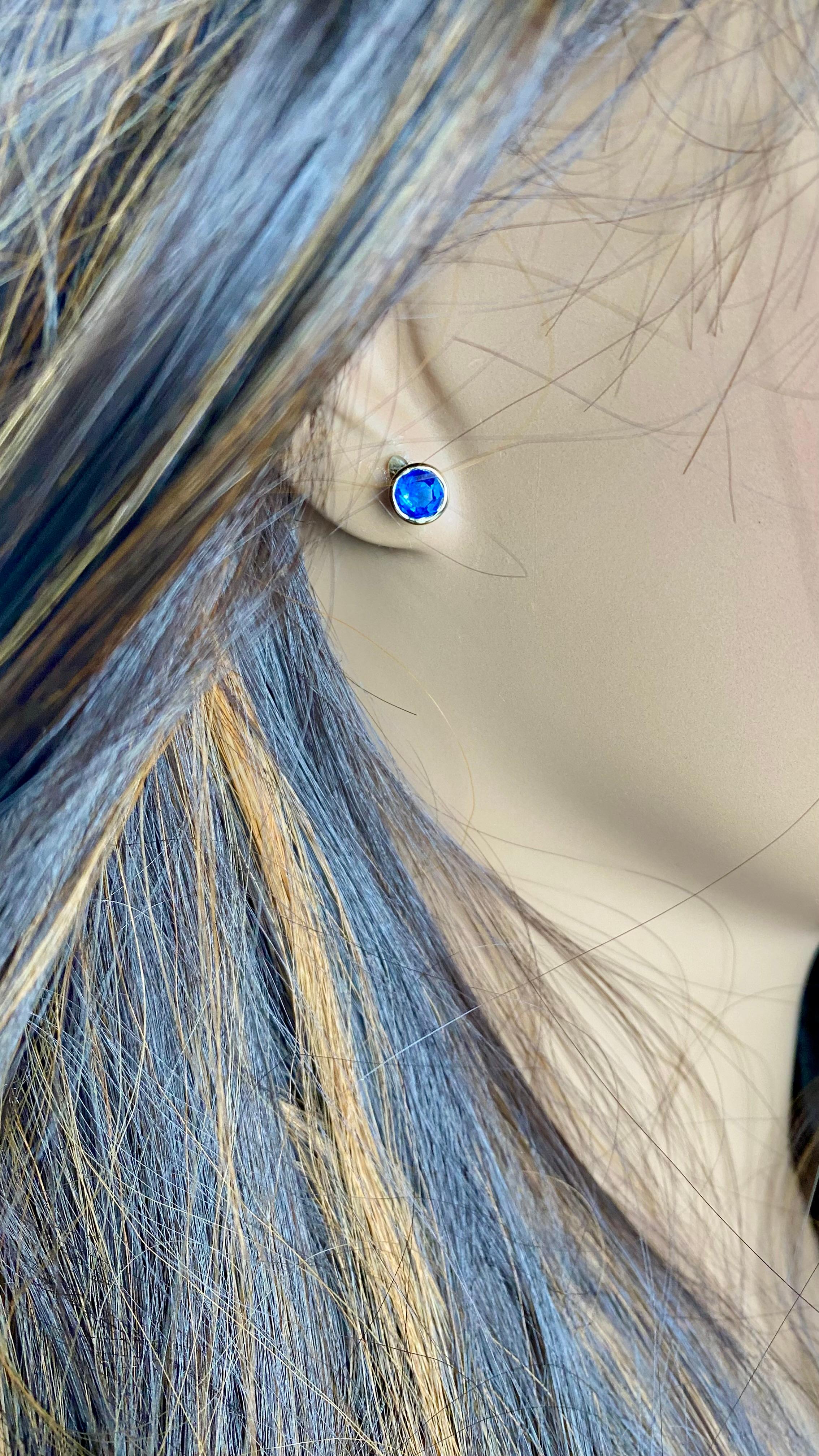 Women's or Men's Matched Round Sapphire 1.50 Carat 14 Karat Yellow Gold 0.23 Inch Stud Earrings For Sale