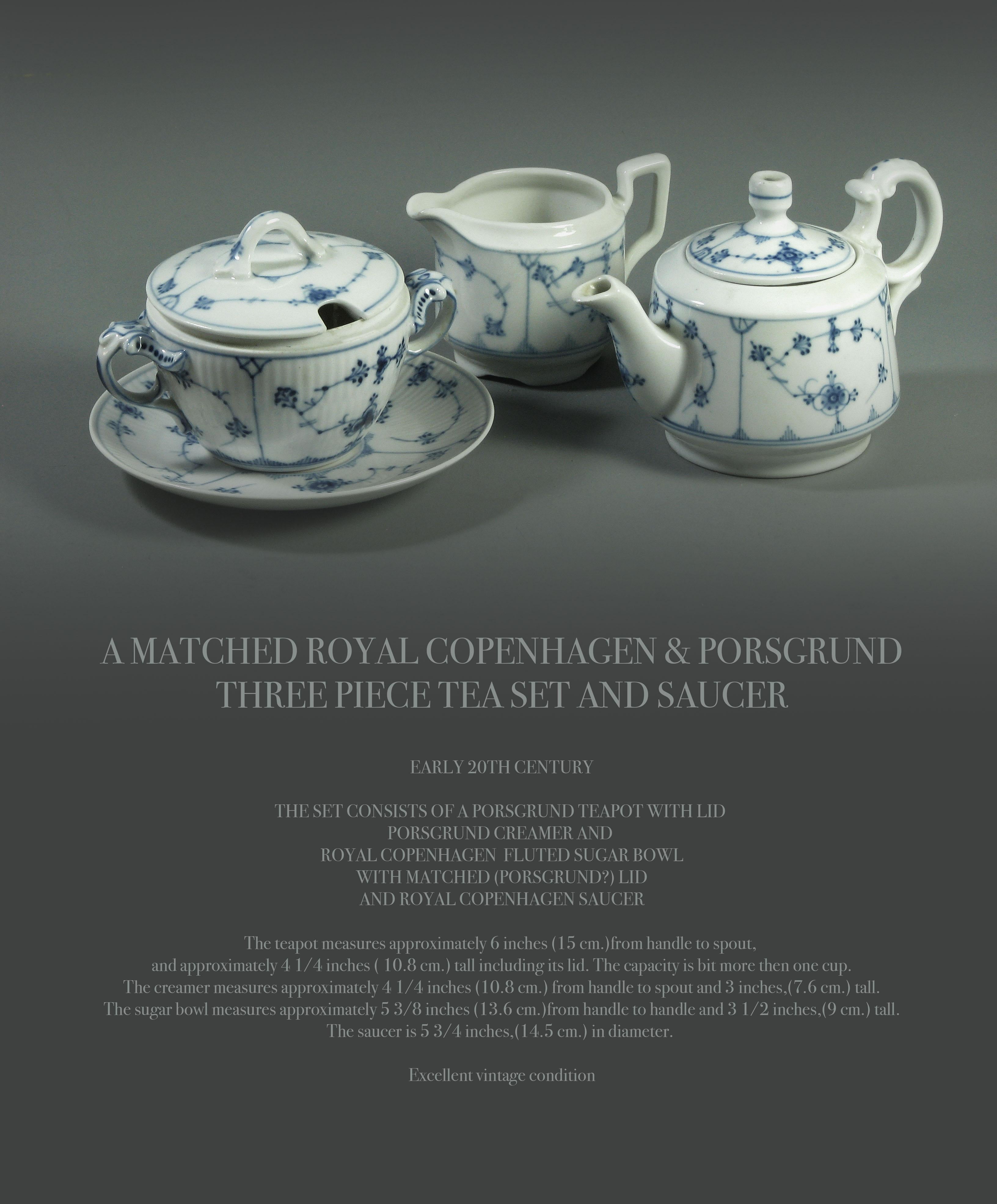 Ein abgestimmtes Royal Copenhagen & Porsgrund
dreiteiliges Teeservice mit Untertasse.

Anfang des 20. Jahrhunderts.

Das Set besteht aus einer porsgrund Teekanne mit Deckel porsgrund Milchkännchen und
royal copenhagen kannelierte zuckerdose
mit