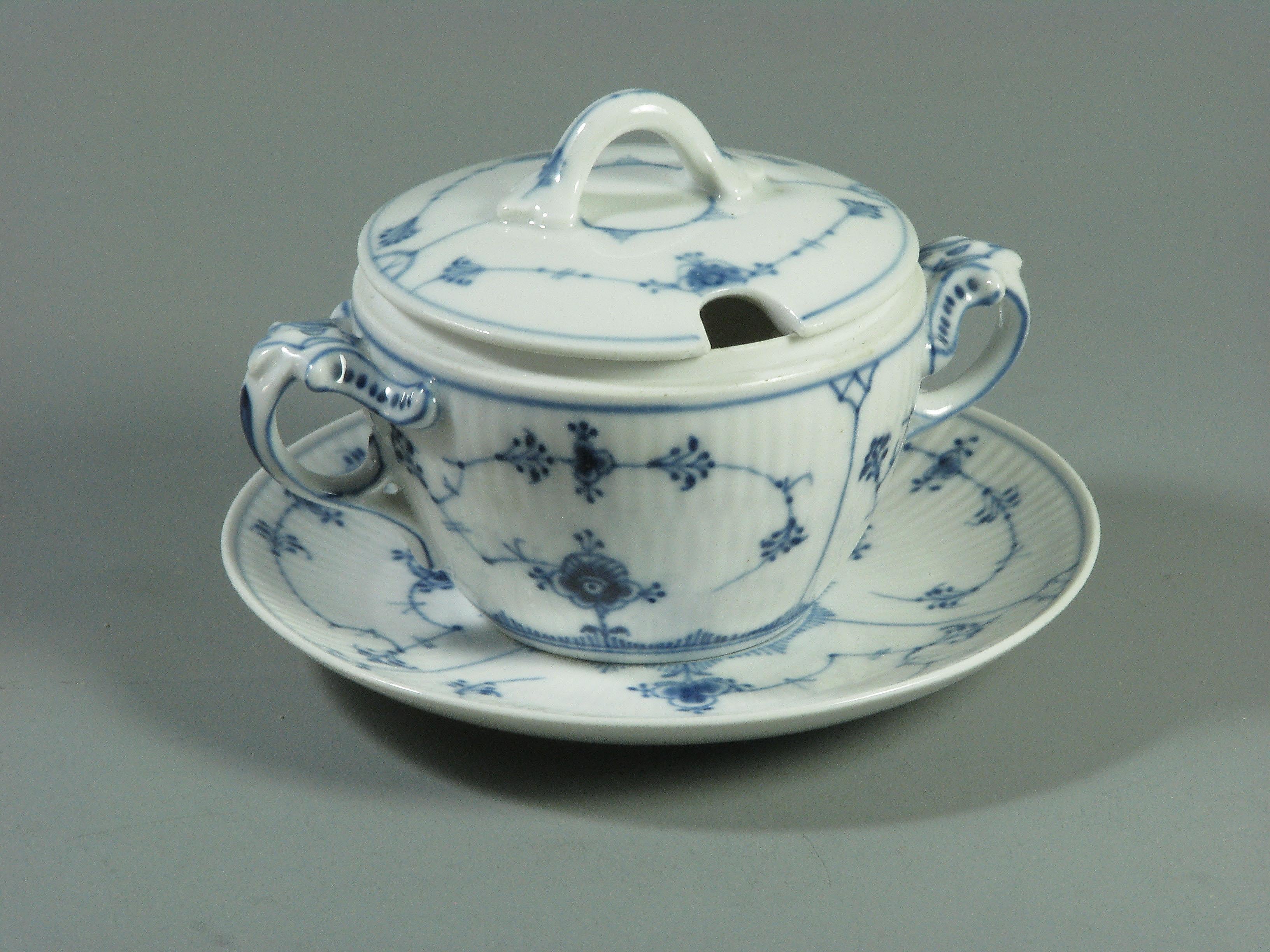 Passendes dreiteiliges Teeservice und Untertasse von Royal Copenhagen & Porsgrund (Internationaler Stil) im Angebot