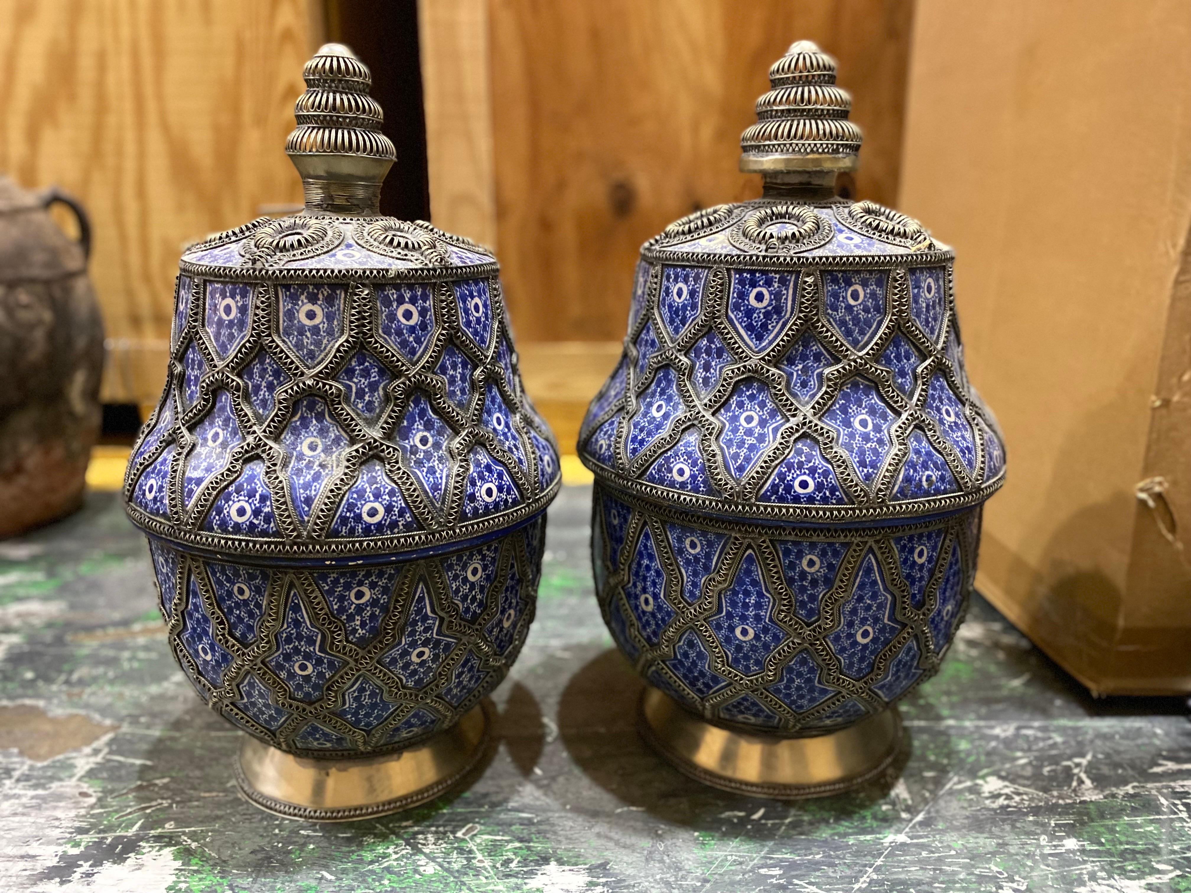 Passendes Set blauer marokkanischer Vasen mit Platten, spätes 20. Jahrhundert (Marokkanisch) im Angebot