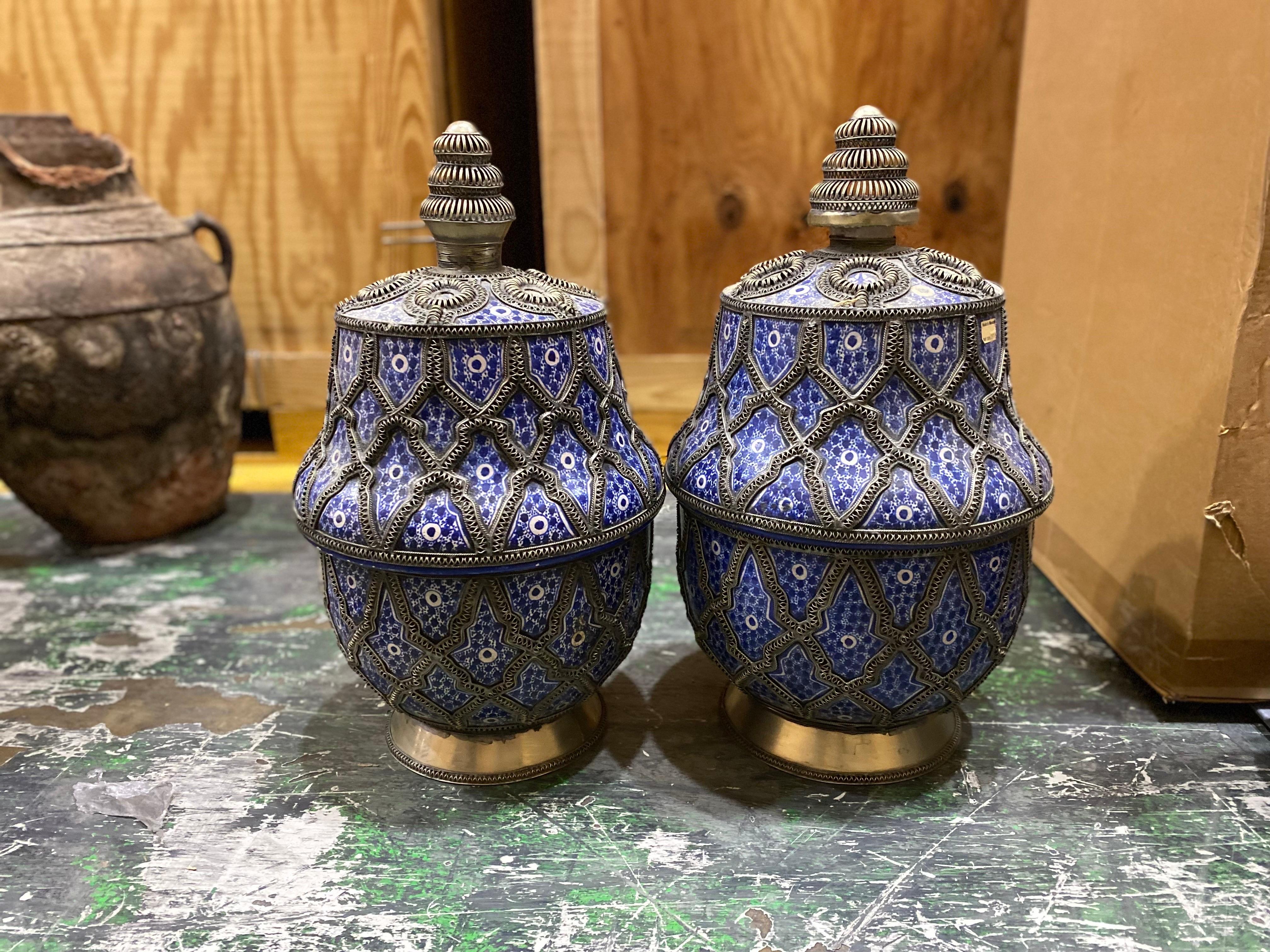 Passendes Set blauer marokkanischer Vasen mit Platten, spätes 20. Jahrhundert (Metall) im Angebot
