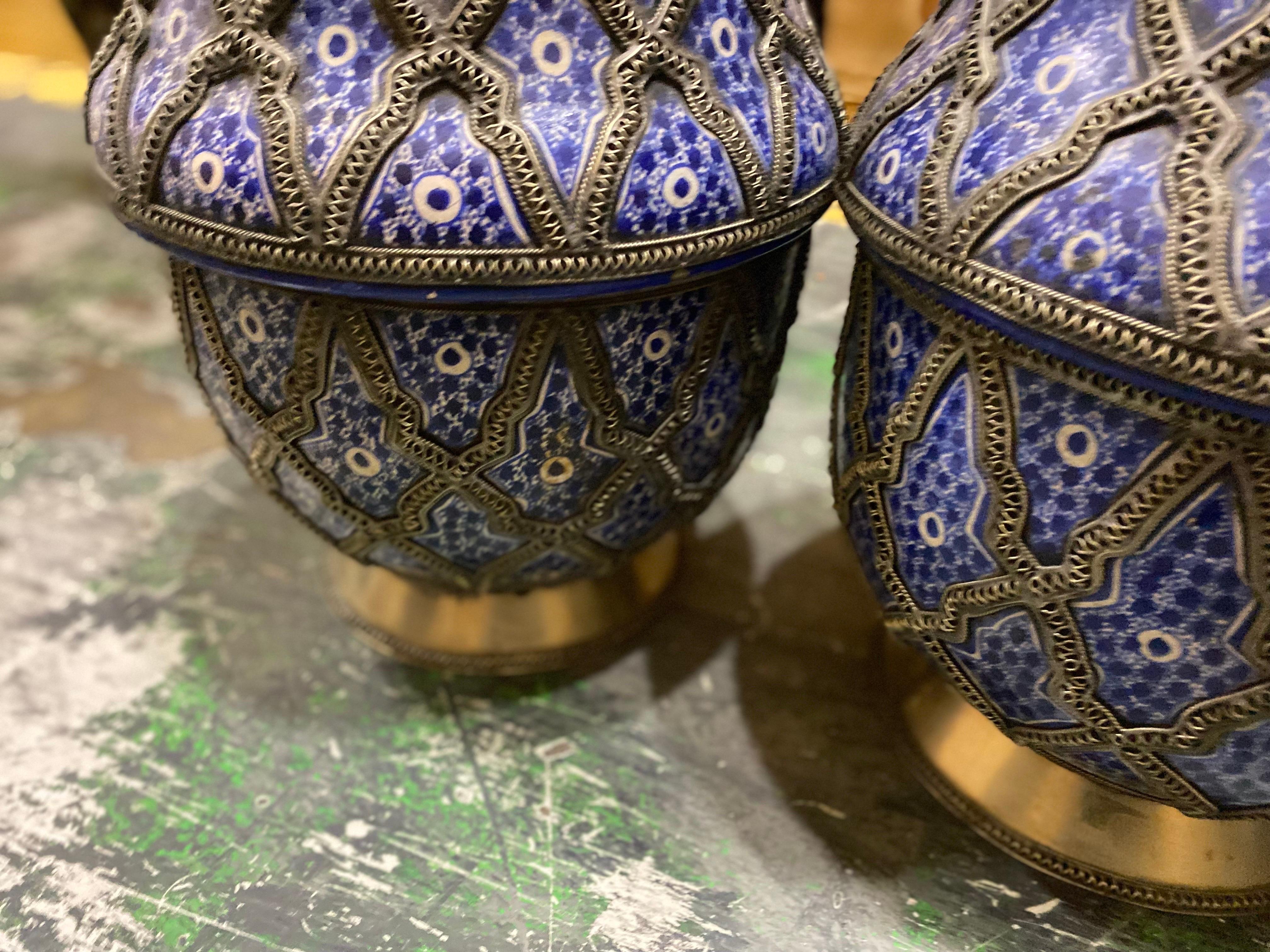Passendes Set blauer marokkanischer Vasen mit Platten, spätes 20. Jahrhundert im Angebot 3