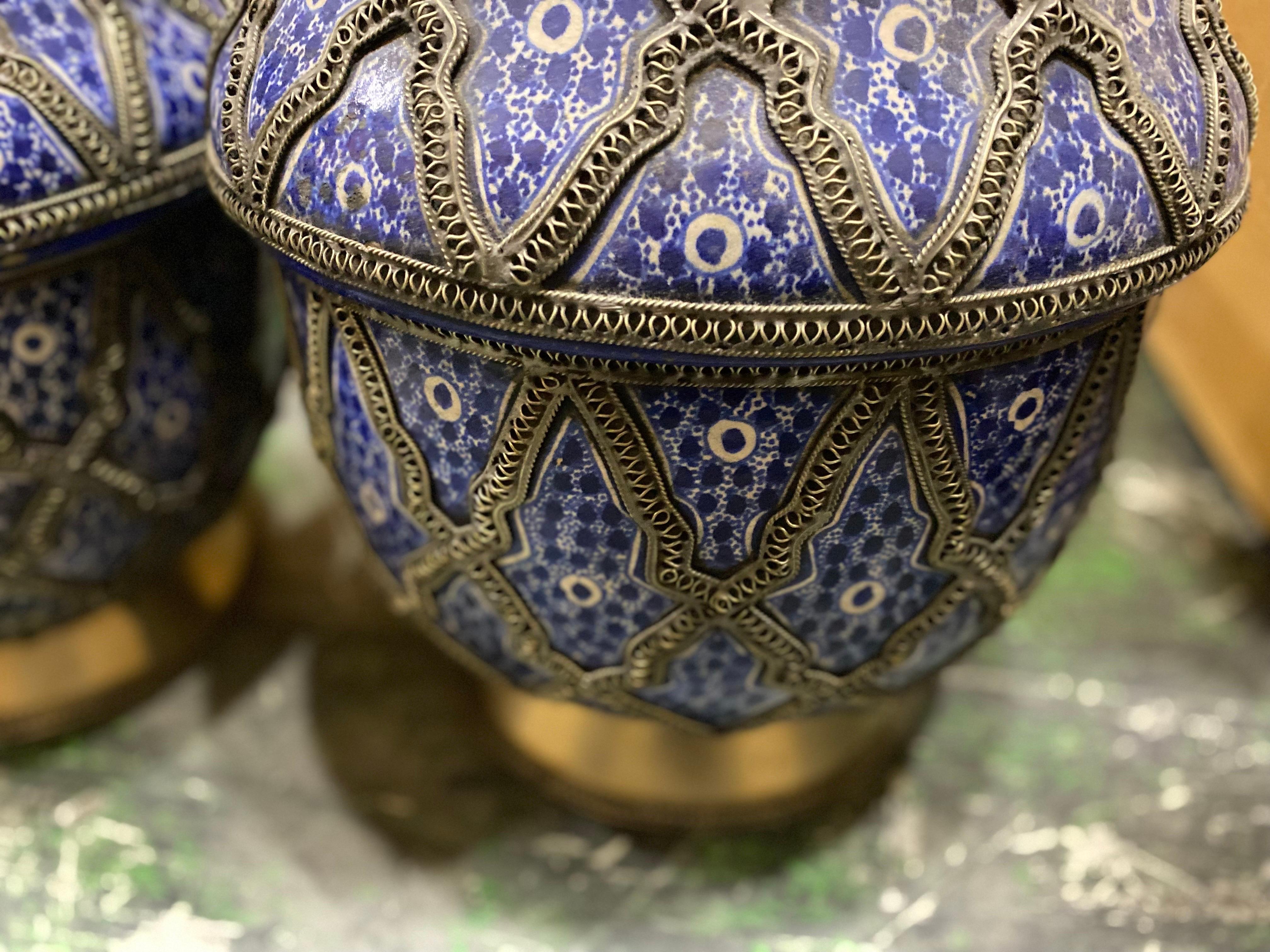 Passendes Set blauer marokkanischer Vasen mit Platten, spätes 20. Jahrhundert im Angebot 4