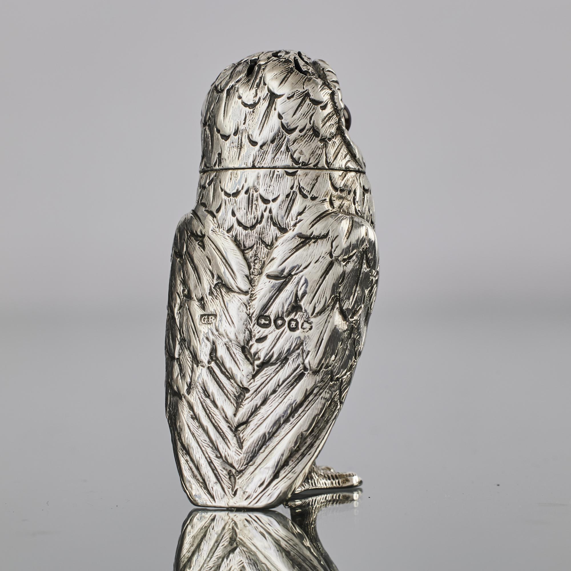 Victorian silver owl pepper caster In Good Condition For Sale In London, GB