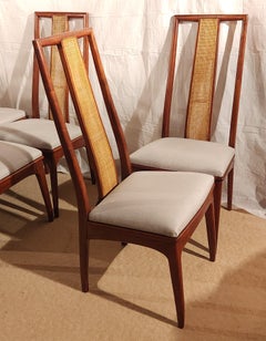 Ensemble assorti de six chaises en noyer et à dossier en rotin par John Stuart années 1950