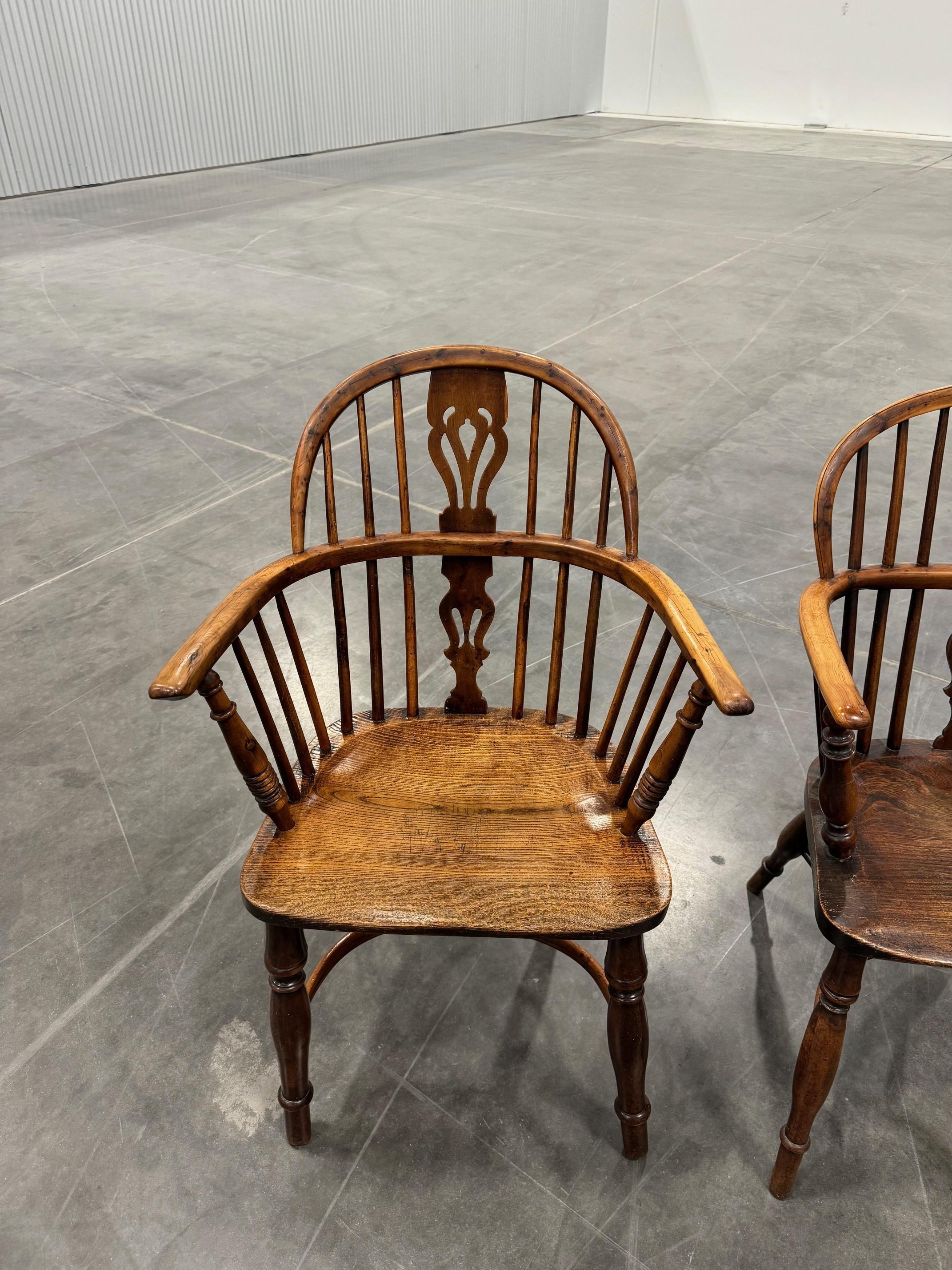 Milieu du XIXe siècle Ensemble assorti de deux chaises Windsor en bois d'if à dossier bas, d'époque en vente