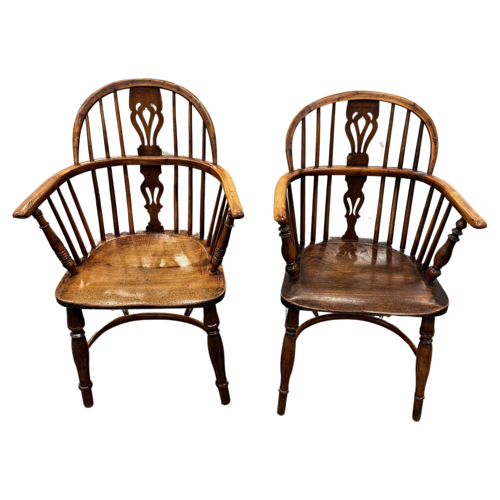 Zwei aufeinander abgestimmte frühe Windsor-Stühle aus Eibenholz mit niedriger Rückenlehne