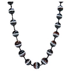 Collana di perline di agata vittoriana a bande abbinate