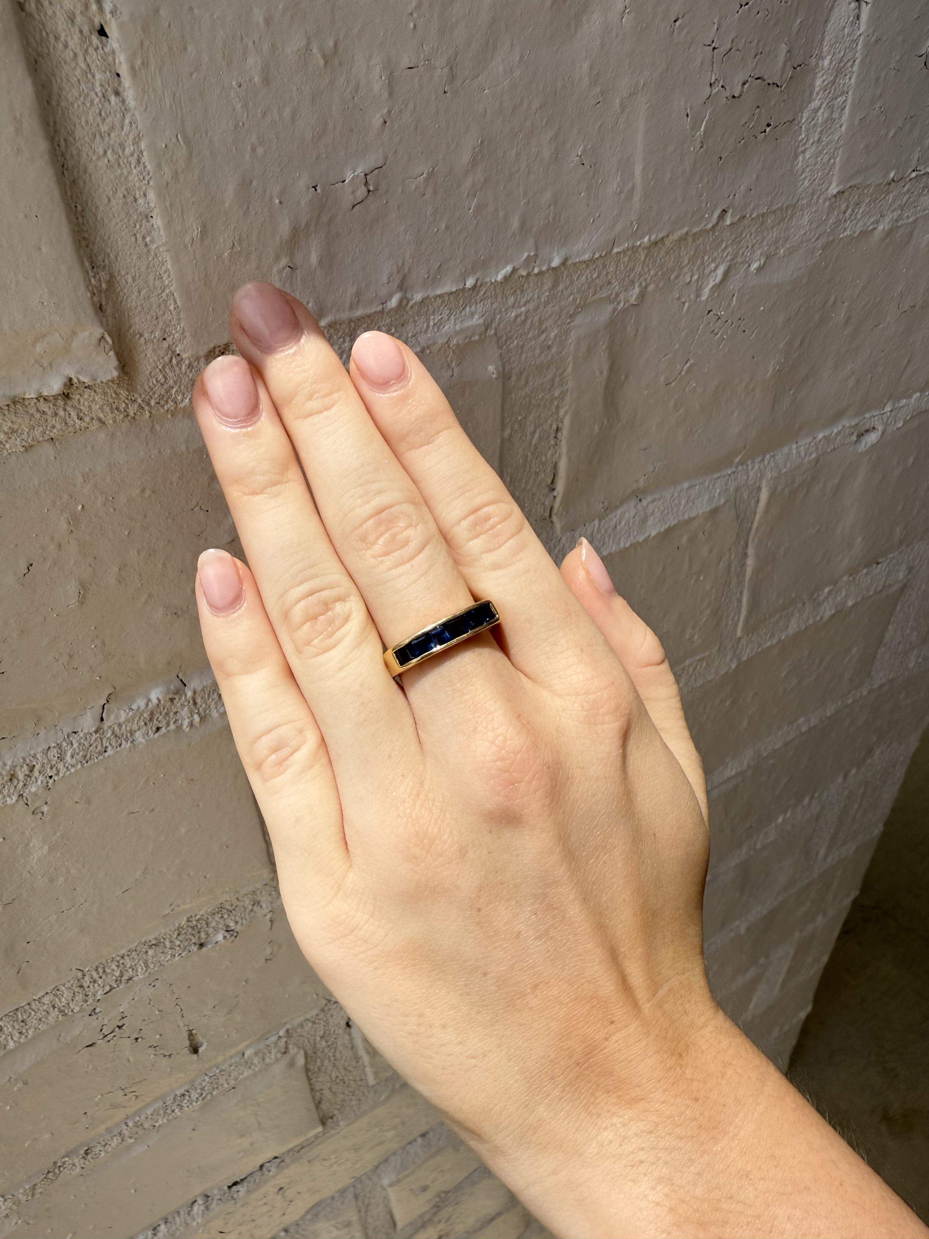 Es würde Spaß machen, sie zu stapeln oder alleine zu tragen!!
Individuell ausgepreist und aufgelistet

Band-Details
MATERIAL: 14K Gelbgold
Breite des Bandes: 4,7 mm
Bandhöhe: 2,9 mm
Gewicht: 4.9 Gramm
Fingergröße: 8
Größenordnung auf