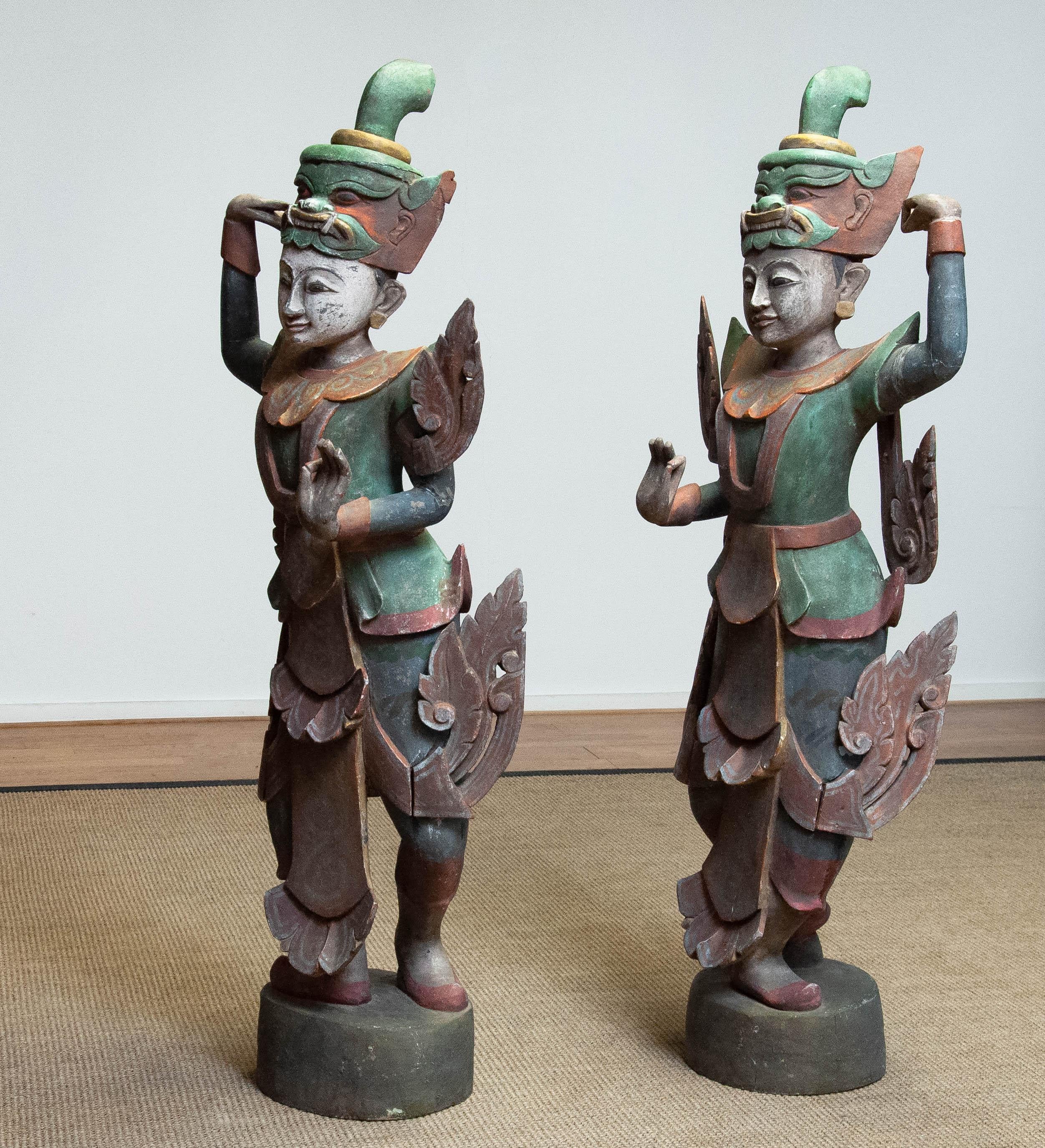 Paire de grandes danseurs de temple birmanes Nat polychromes assorties en vente 2