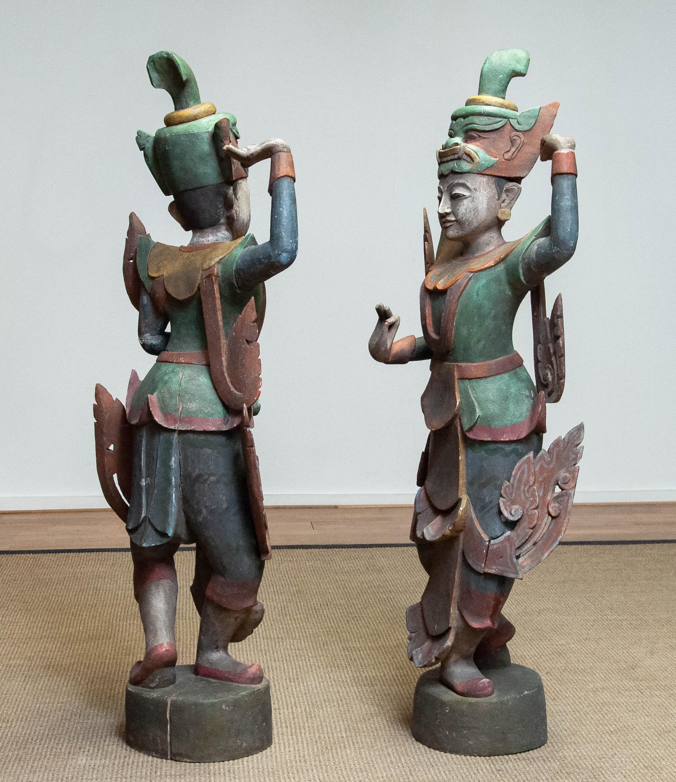 Paire de grandes danseurs de temple birmanes Nat polychromes assorties en vente 4