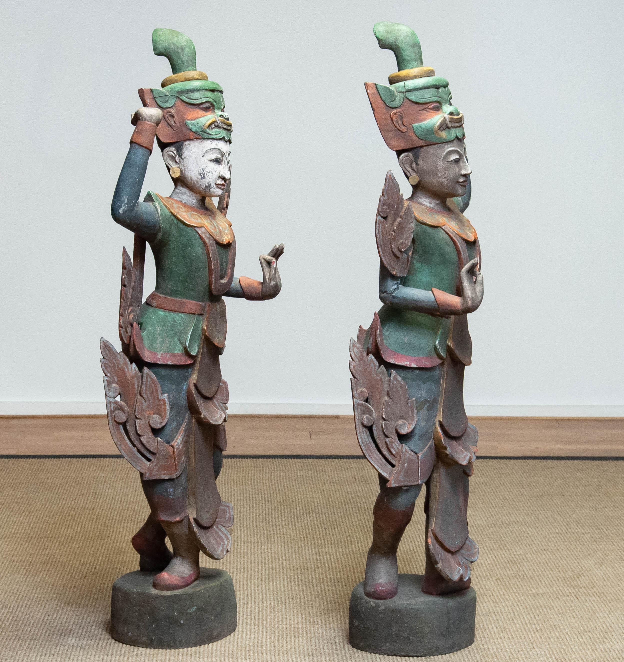 Paire de grandes danseurs de temple birmanes Nat polychromes assorties en vente 8