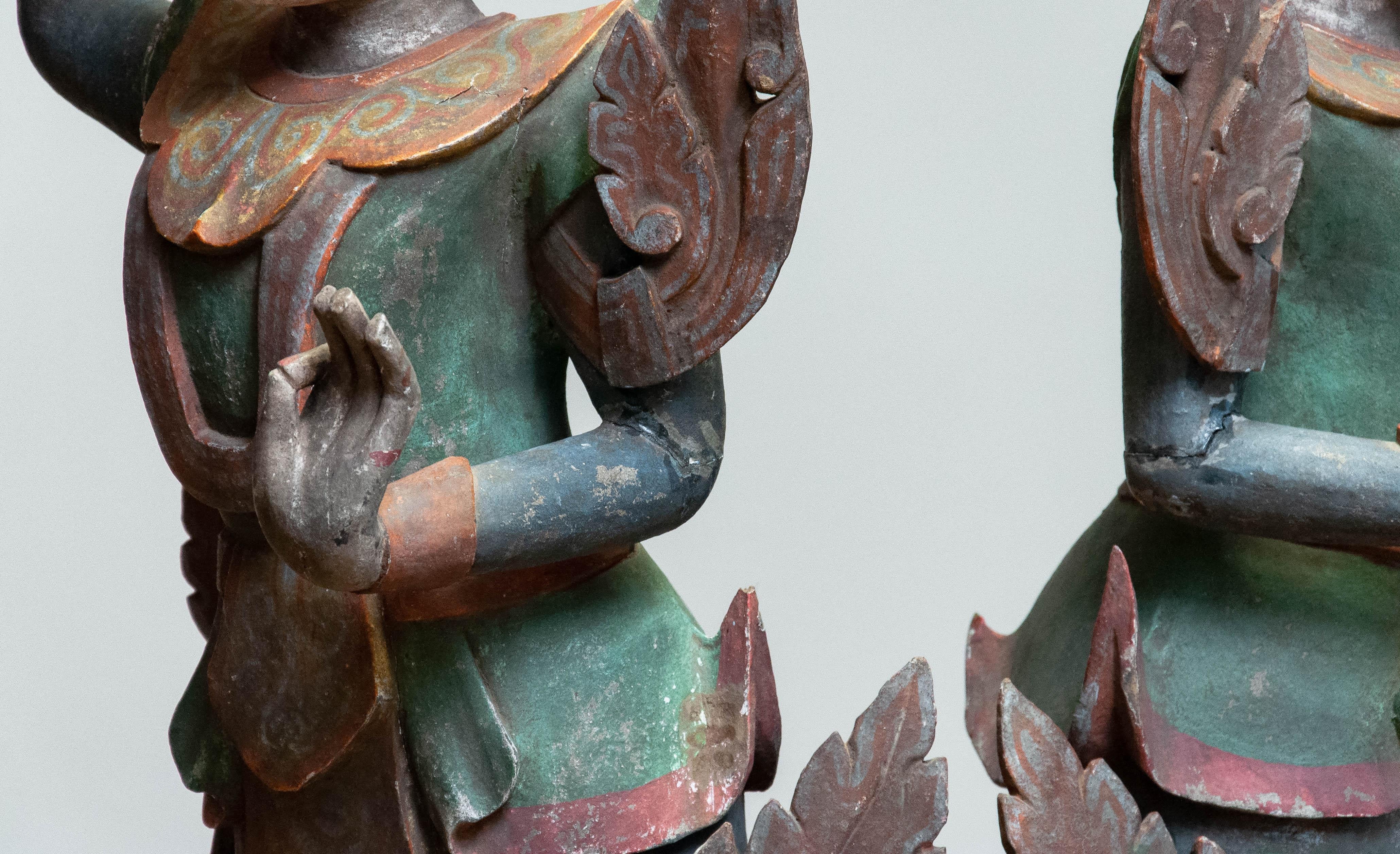Paire de grandes danseurs de temple birmanes Nat polychromes assorties en vente 11