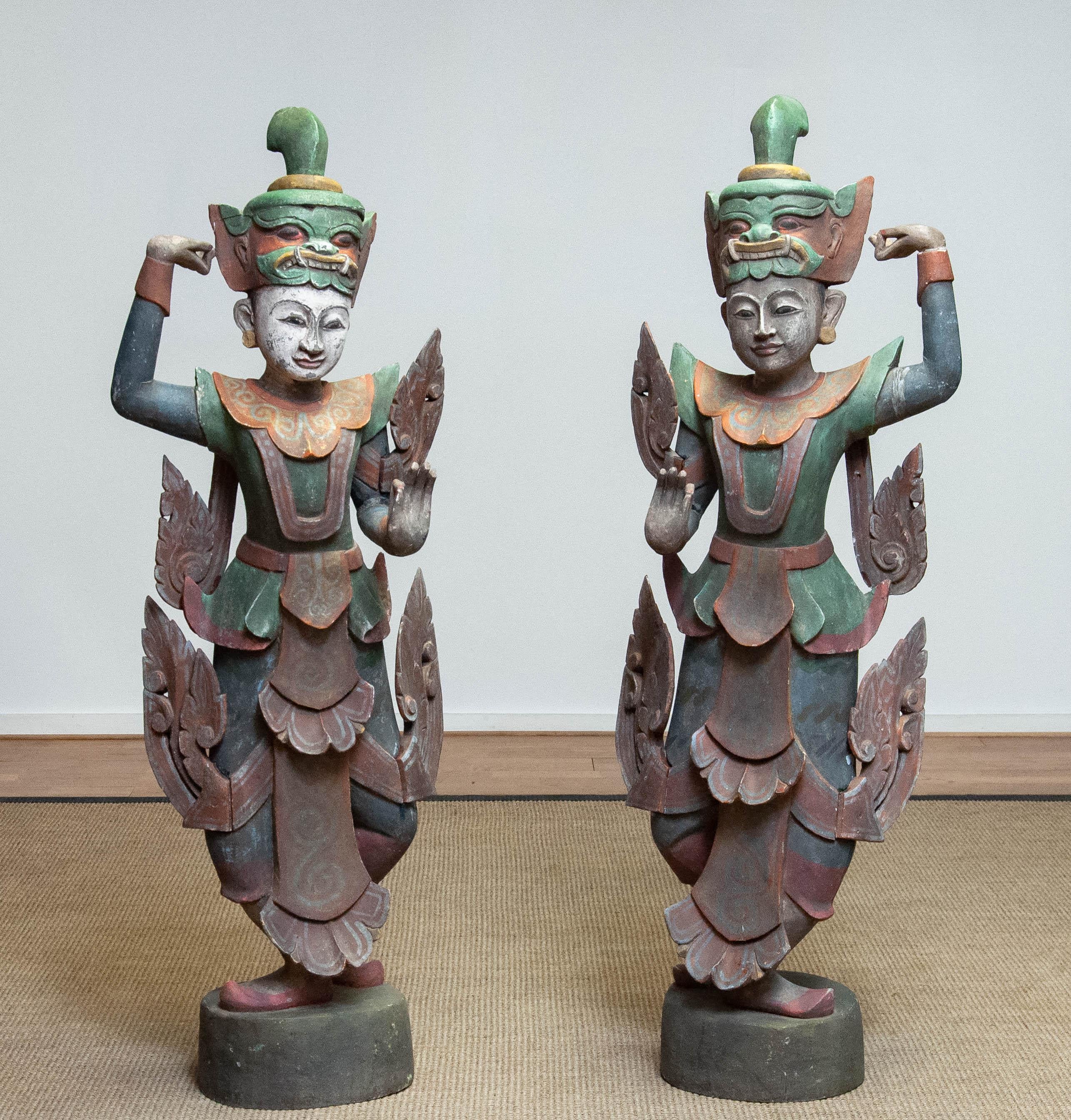 Absolut seltenes und wunderschönes Paar von zwei großen passenden polychromen burmesischen Tempeltänzen aus dem 19. Jahrhundert, handgeschnitzt aus einem Stück Teakholz.
Diese beiden Tänzerinnen sind ein tolles und dekoratives Stück Dekoration für