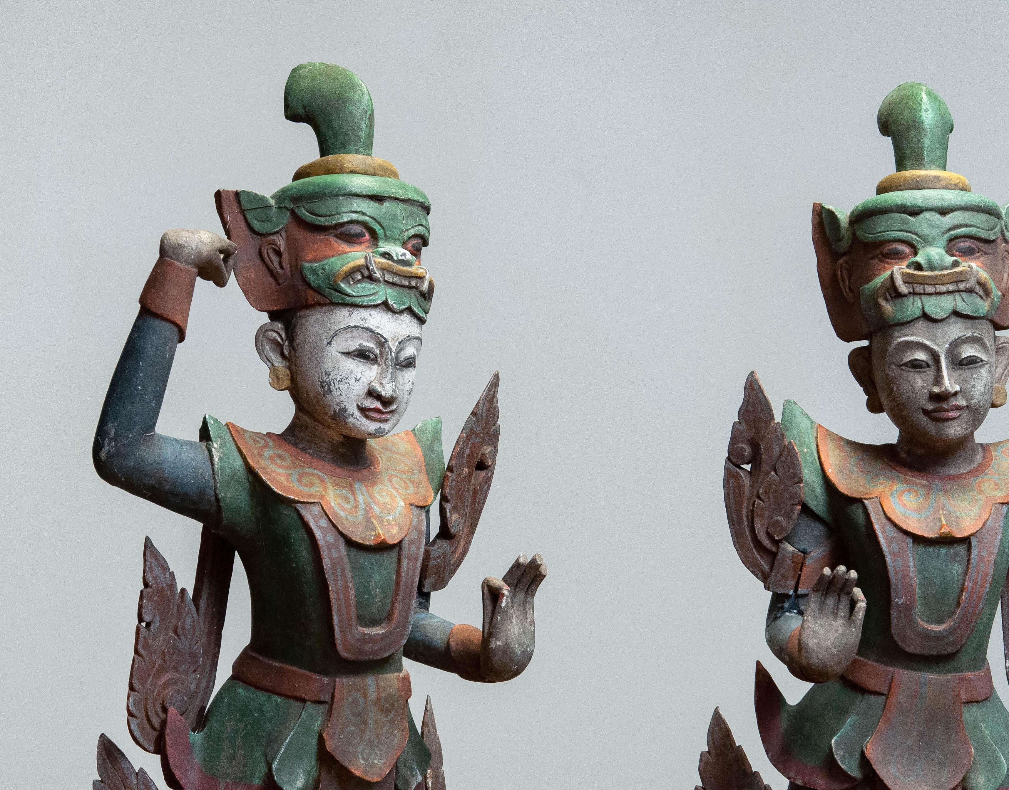 Passendes Paar große polychromierte burmesische Nat Temple Dancers, Paar (Handgeschnitzt) im Angebot