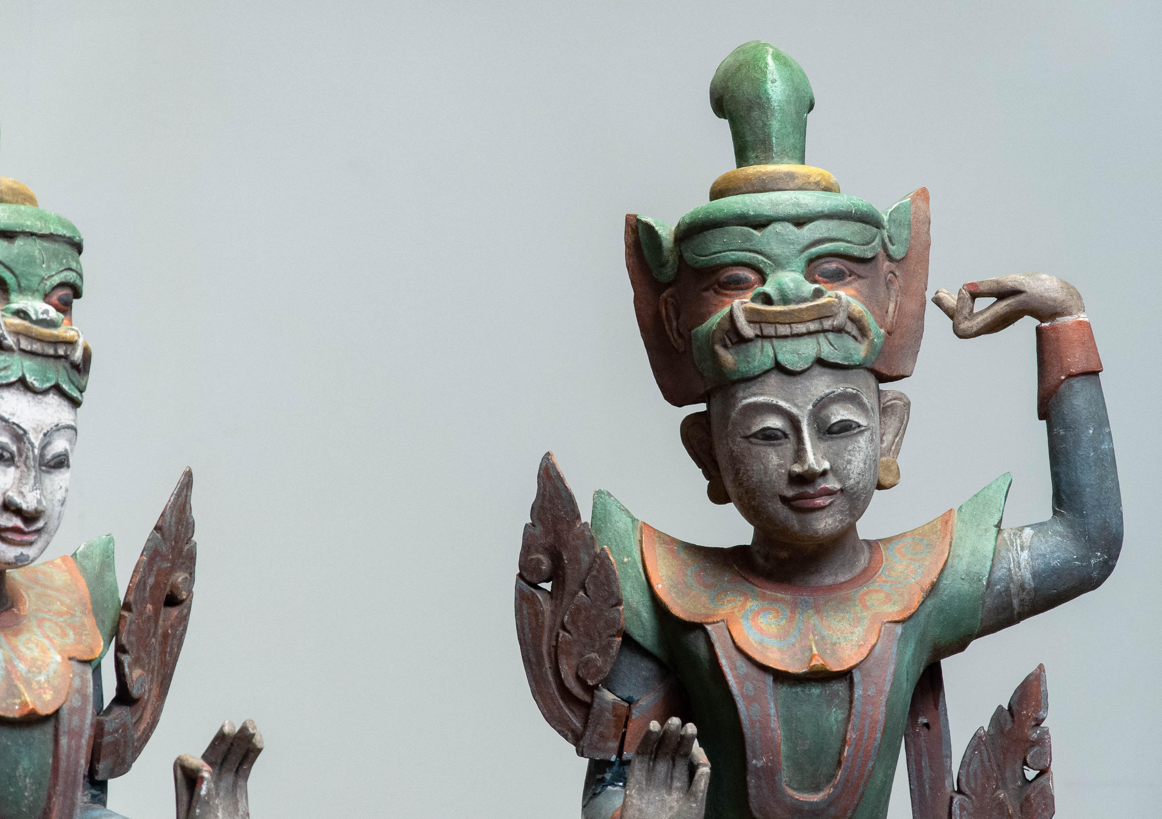 20ième siècle Paire de grandes danseurs de temple birmanes Nat polychromes assorties en vente