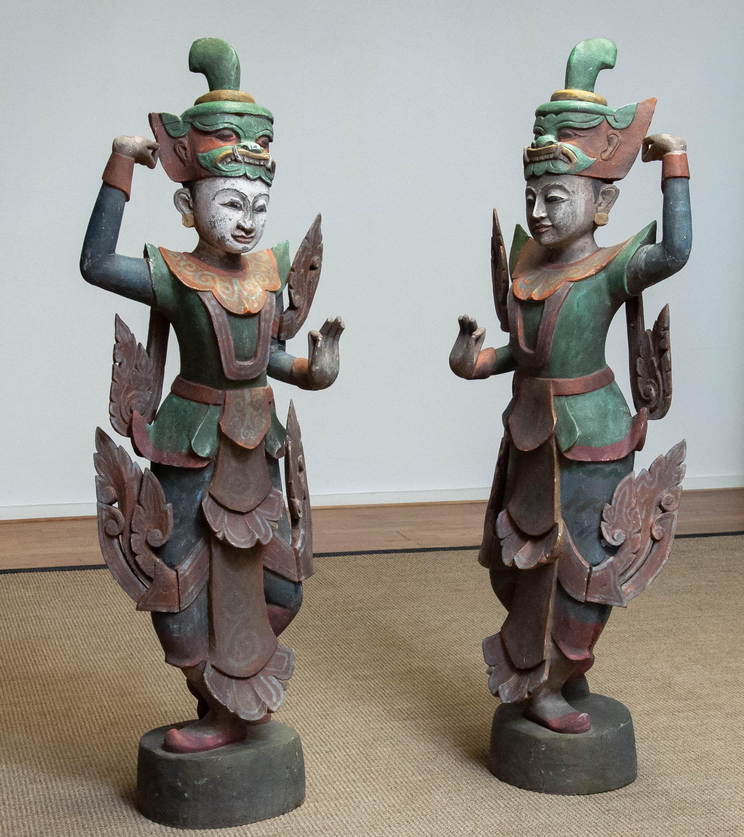 Paire de grandes danseurs de temple birmanes Nat polychromes assorties en vente 1