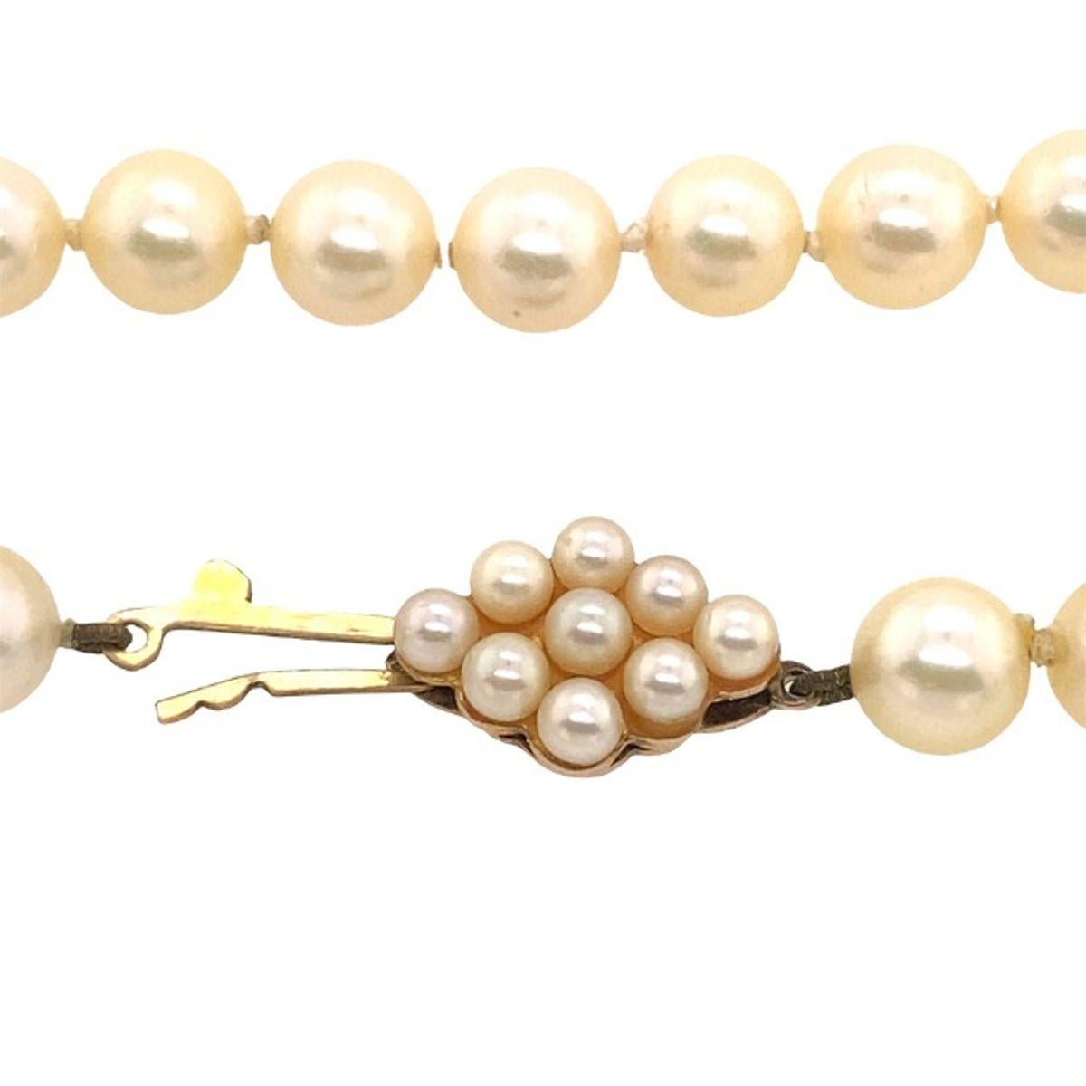 Matching Cultured Pearl Necklace with 9-Cultured Pearl Clasp In Excellent Condition For Sale In London, GB