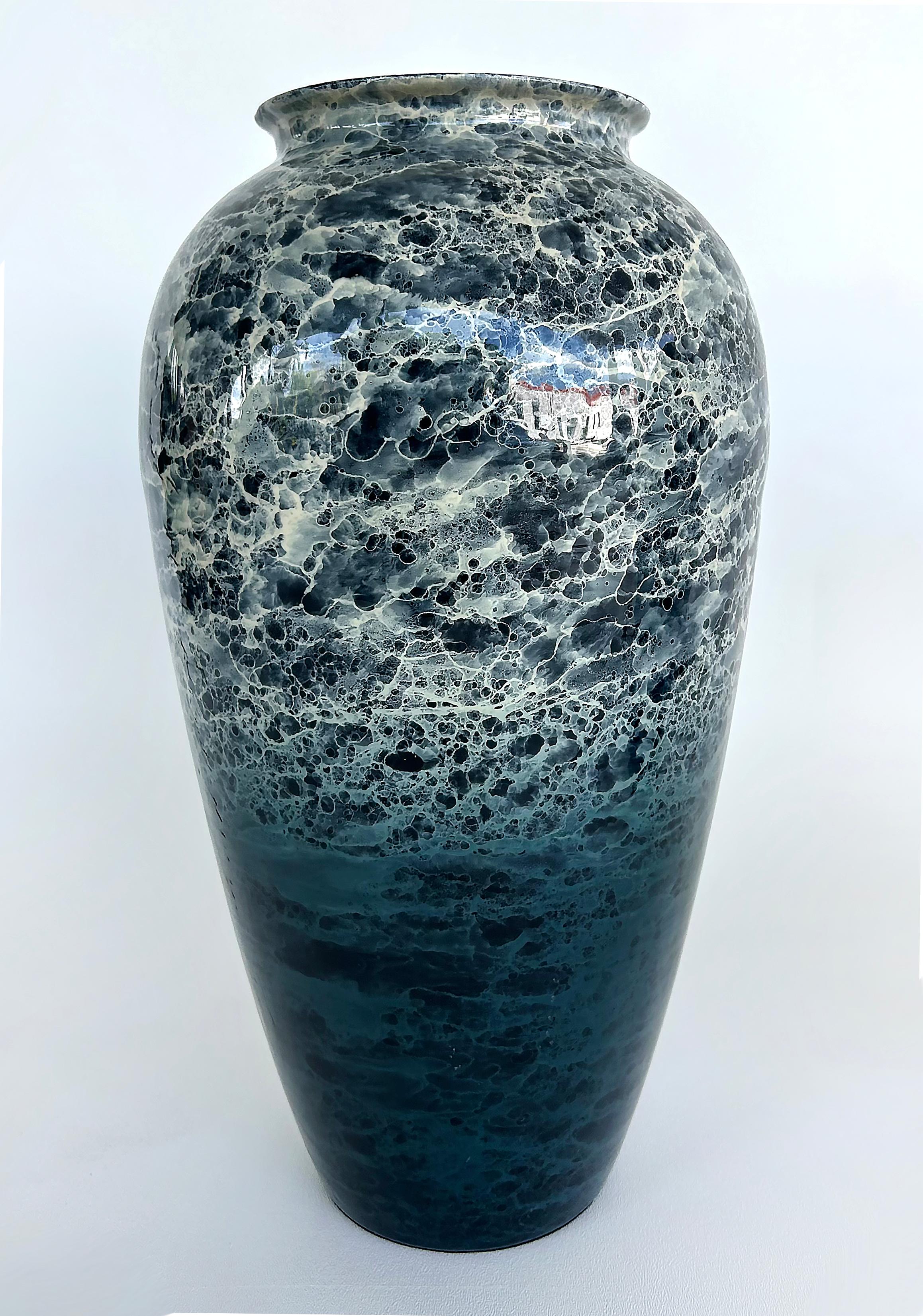 Coppia di vasi decorativi abbinati in metallo smaltato

In vendita una coppia di vasi decorativi in metallo smaltato.  Le dimensioni sono indicate per i vasi complessivi e per i diametri.  Questi sono nuovi campioni da esposizione.

Il diametro