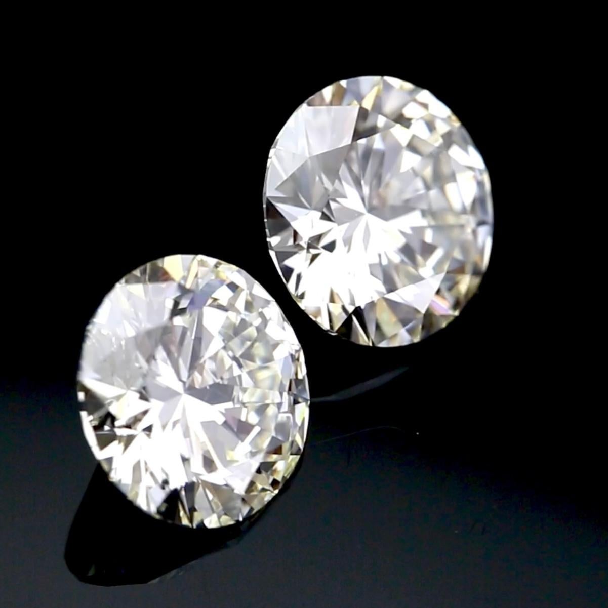 Questa coppia di diamanti rotondi Brillianti ha un peso complessivo di 6,64 carati. Certificato dal GIA, il primo diamante pesa 3,37 carati ed è classificato di colore K e purezza VS1, mentre il secondo pesa 3,27 carati ed è classificato di colore K
