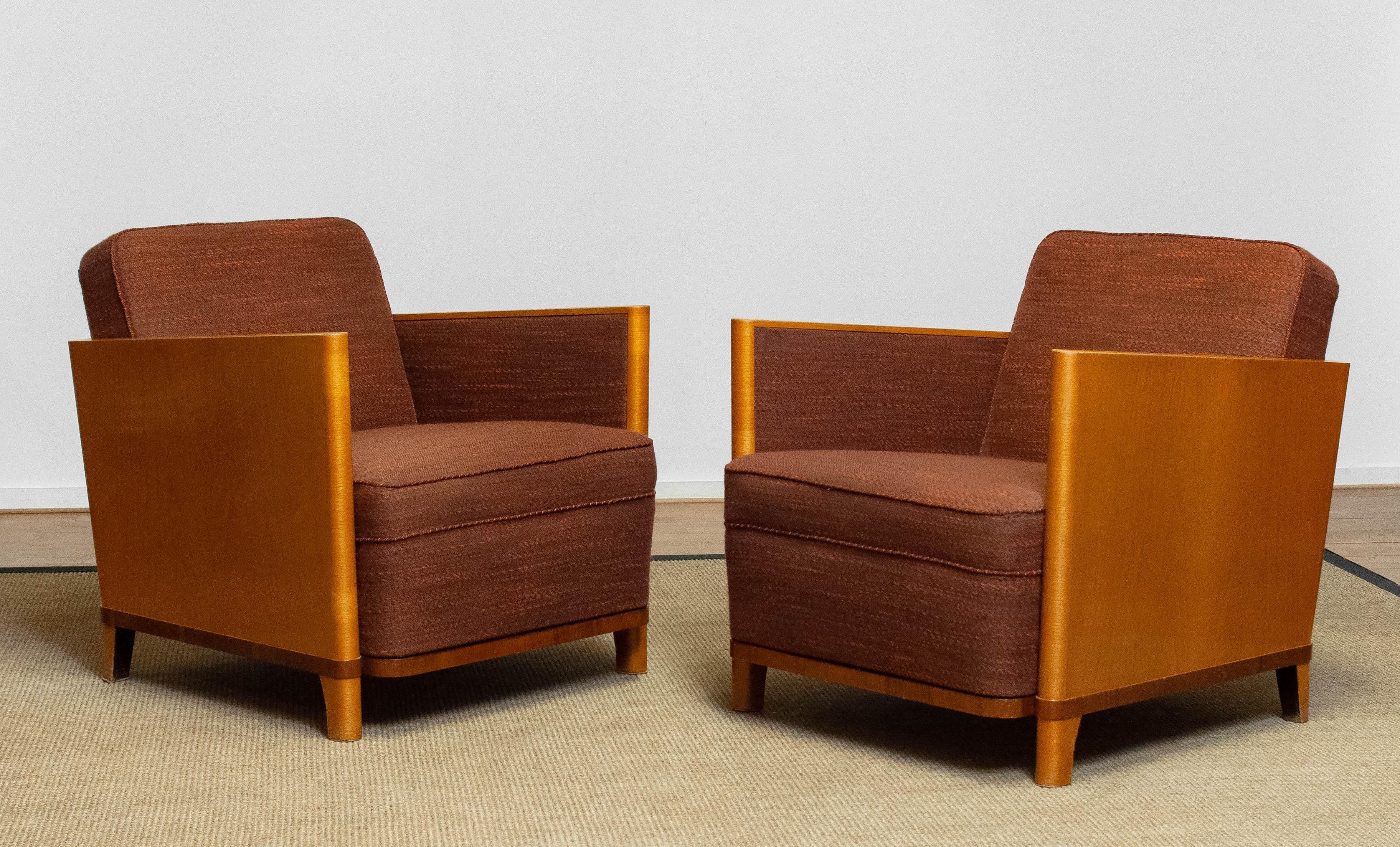 Schöner und seltener Satz von zwei Art Deco Club / Lounge Stühle mit Ulme furniert Rahmen gepolstert mit original dunkelbraunem Stoff Melle, die noch in sehr gutem und komfortablen Zustand ist. Auch die Federn und Bindungen sind bei beiden Stühlen