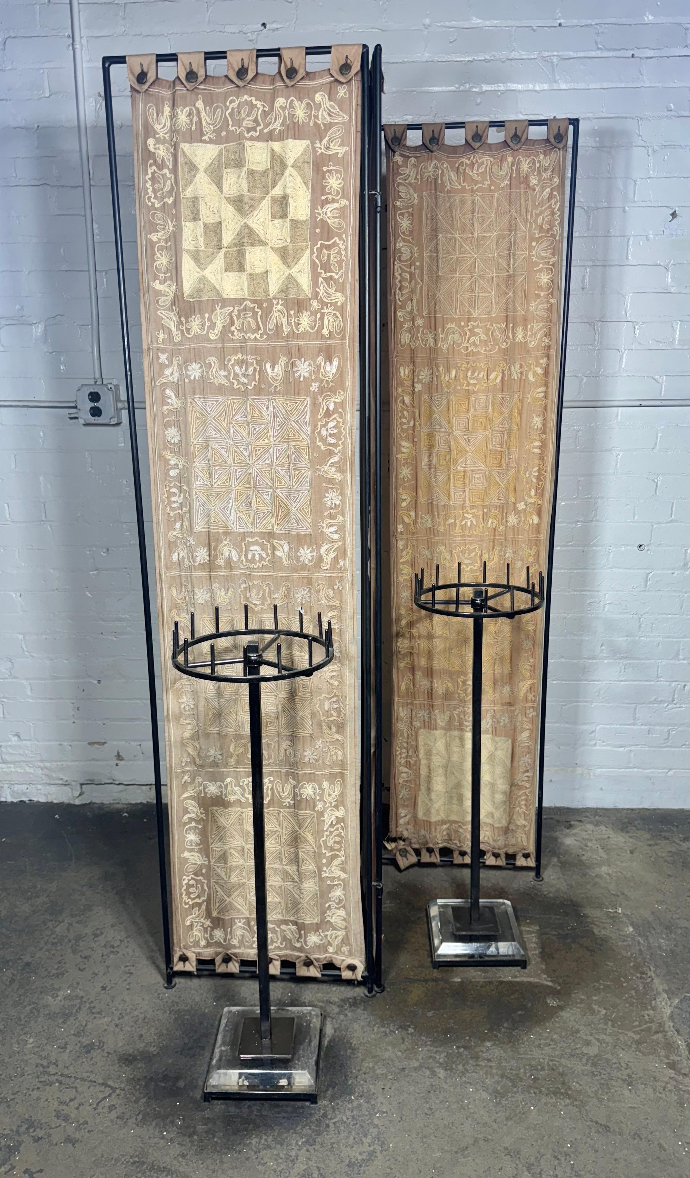 Pareja de corbateros / pañuelos giratorios de metal y lucite / Expositores para tiendas Posmoderno en venta