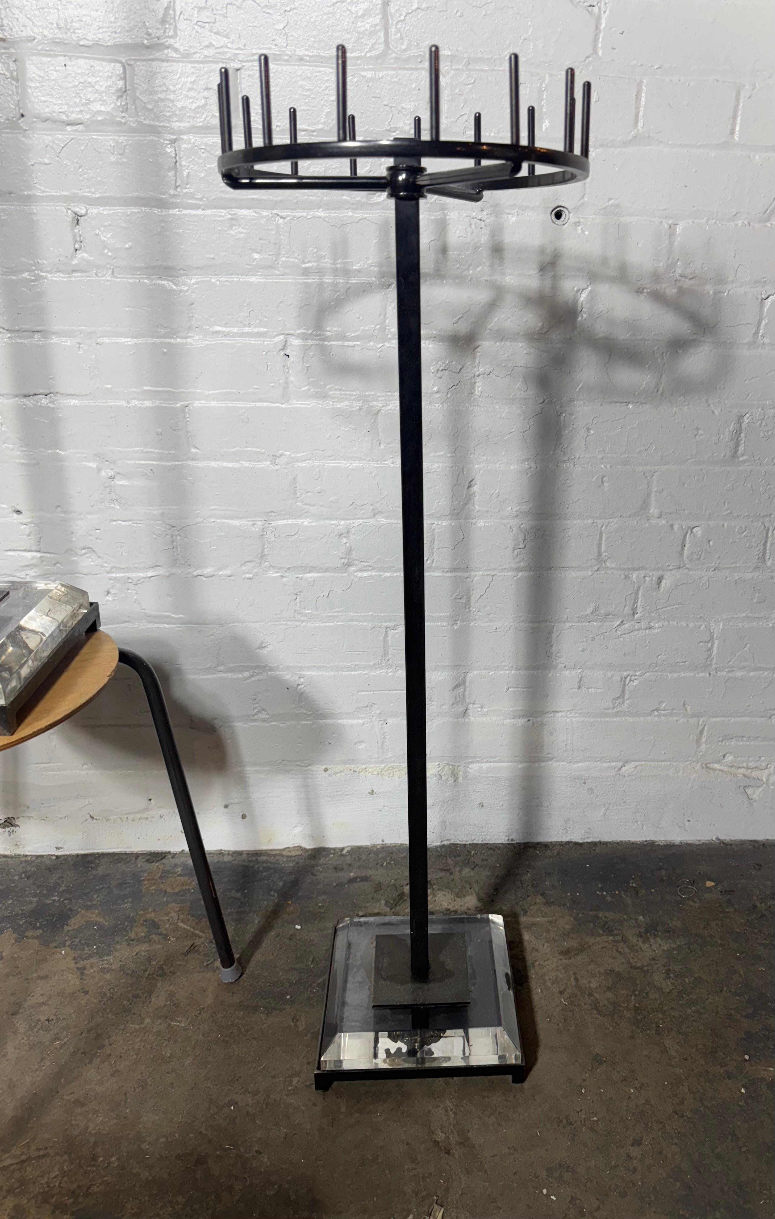 Pareja de corbateros / pañuelos giratorios de metal y lucite / Expositores para tiendas Estadounidense en venta