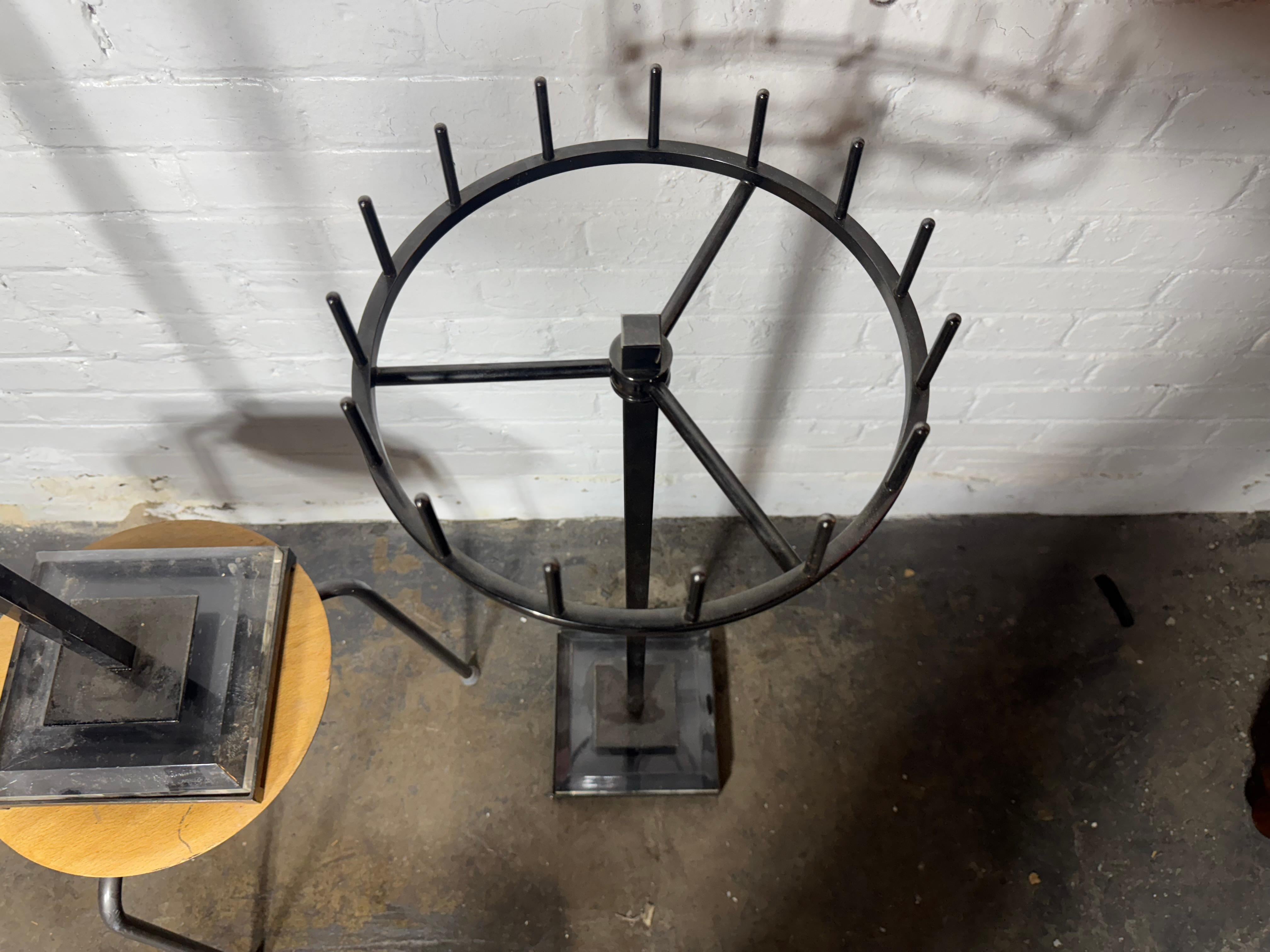 Pareja de corbateros / pañuelos giratorios de metal y lucite / Expositores para tiendas en Bueno estado para la venta en Buffalo, NY