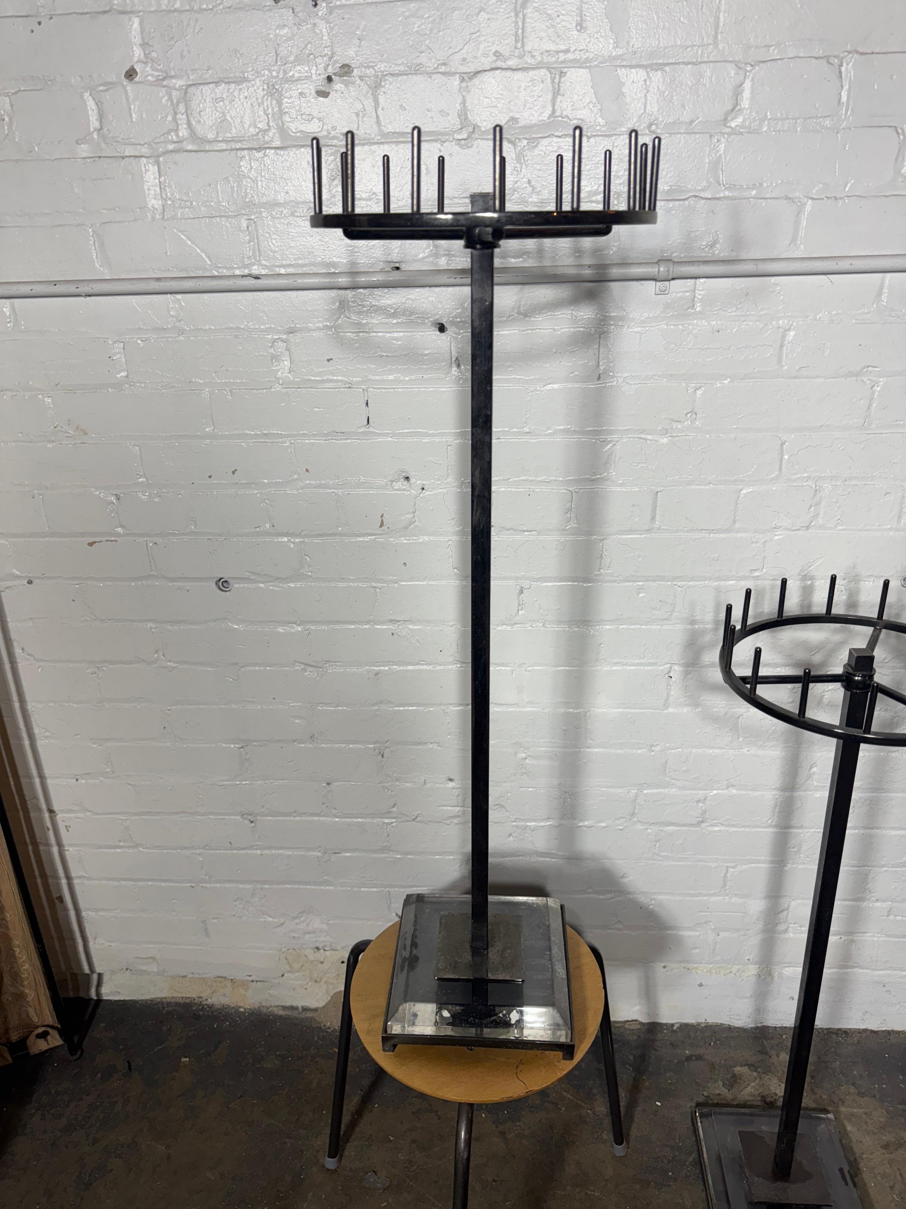Pareja de corbateros / pañuelos giratorios de metal y lucite / Expositores para tiendas Metal en venta