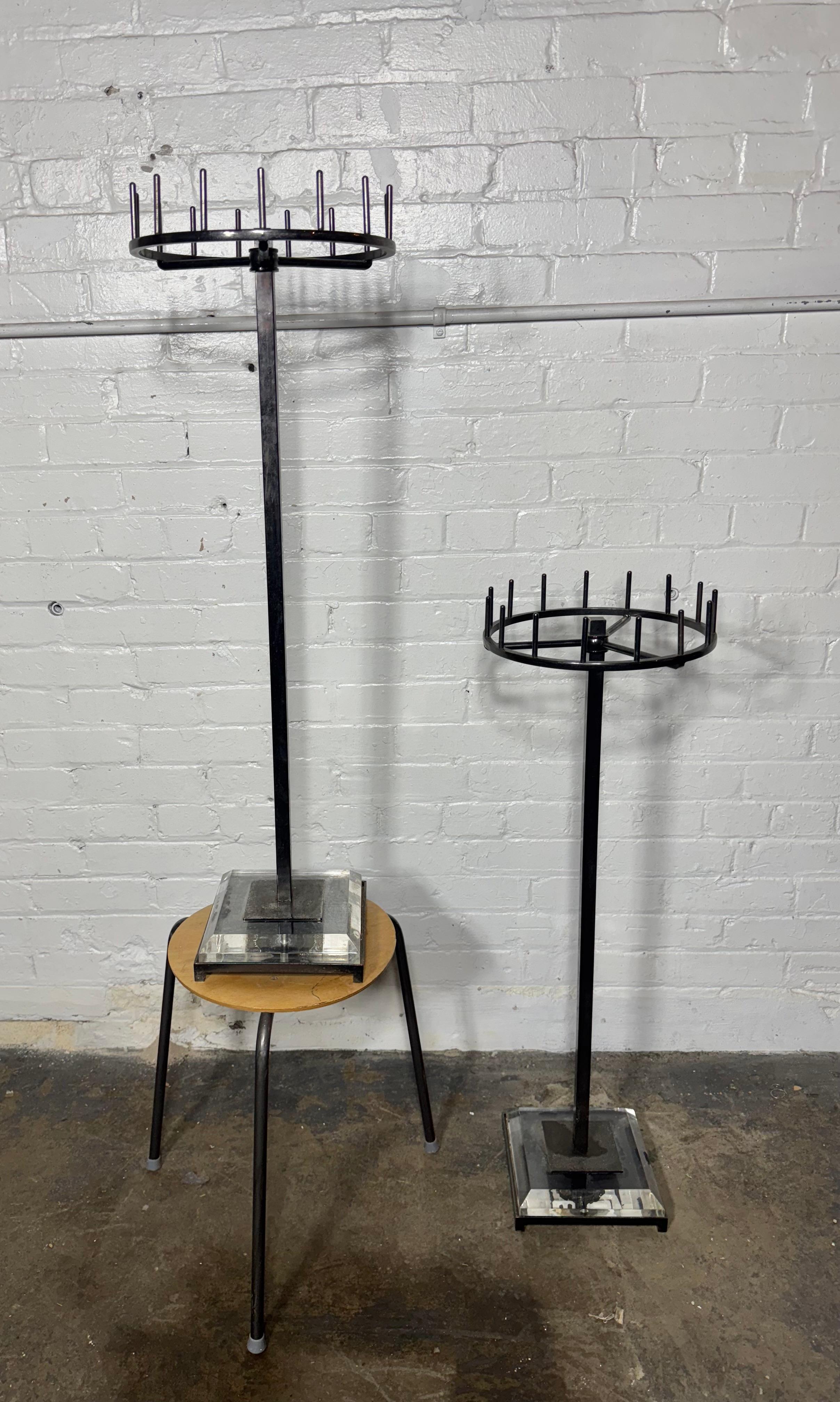Pareja de corbateros / pañuelos giratorios de metal y lucite / Expositores para tiendas en venta 1