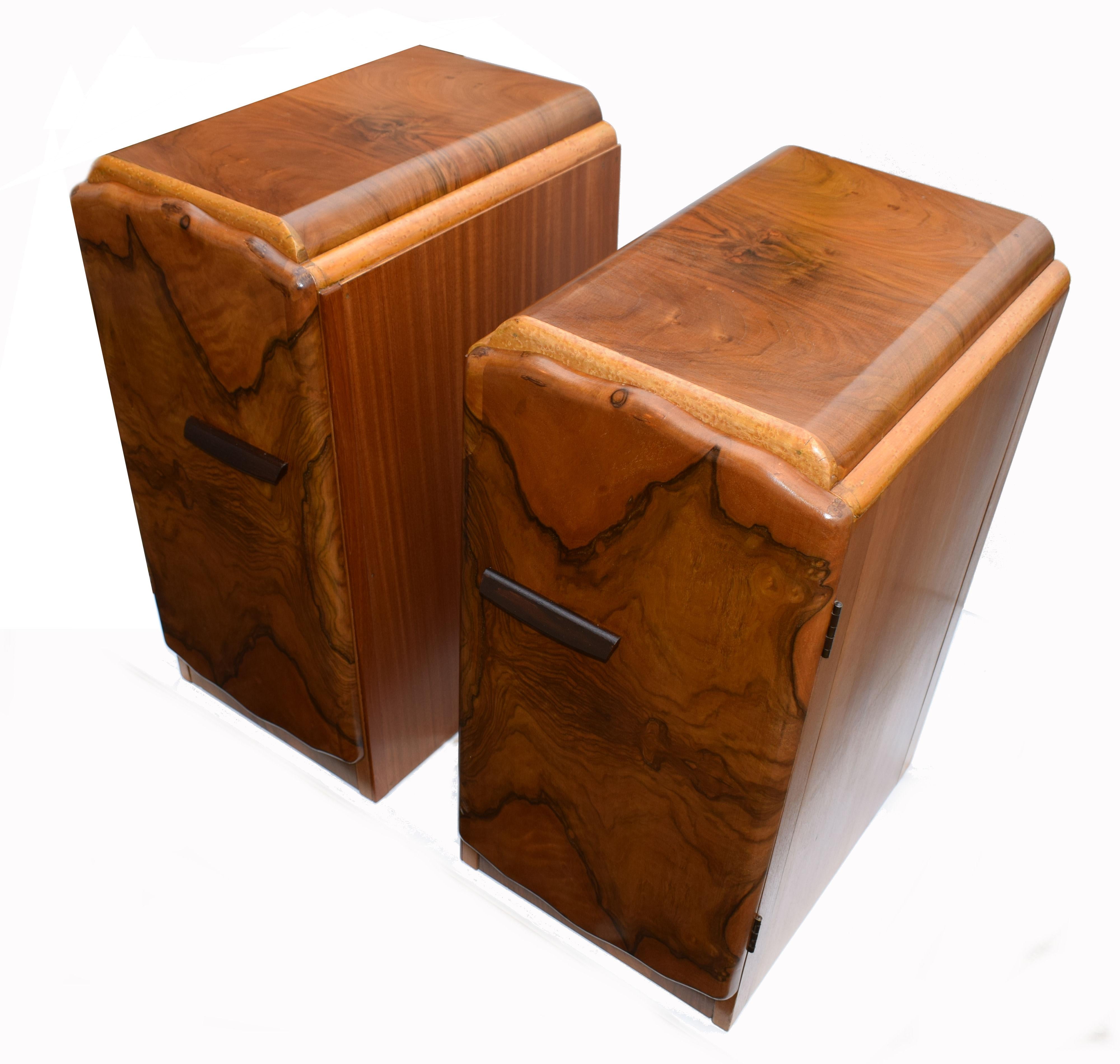 Matching Pair of 1930s Art Deco Walnut And Maple Bedside Tables im Zustand „Gut“ in Devon, England
