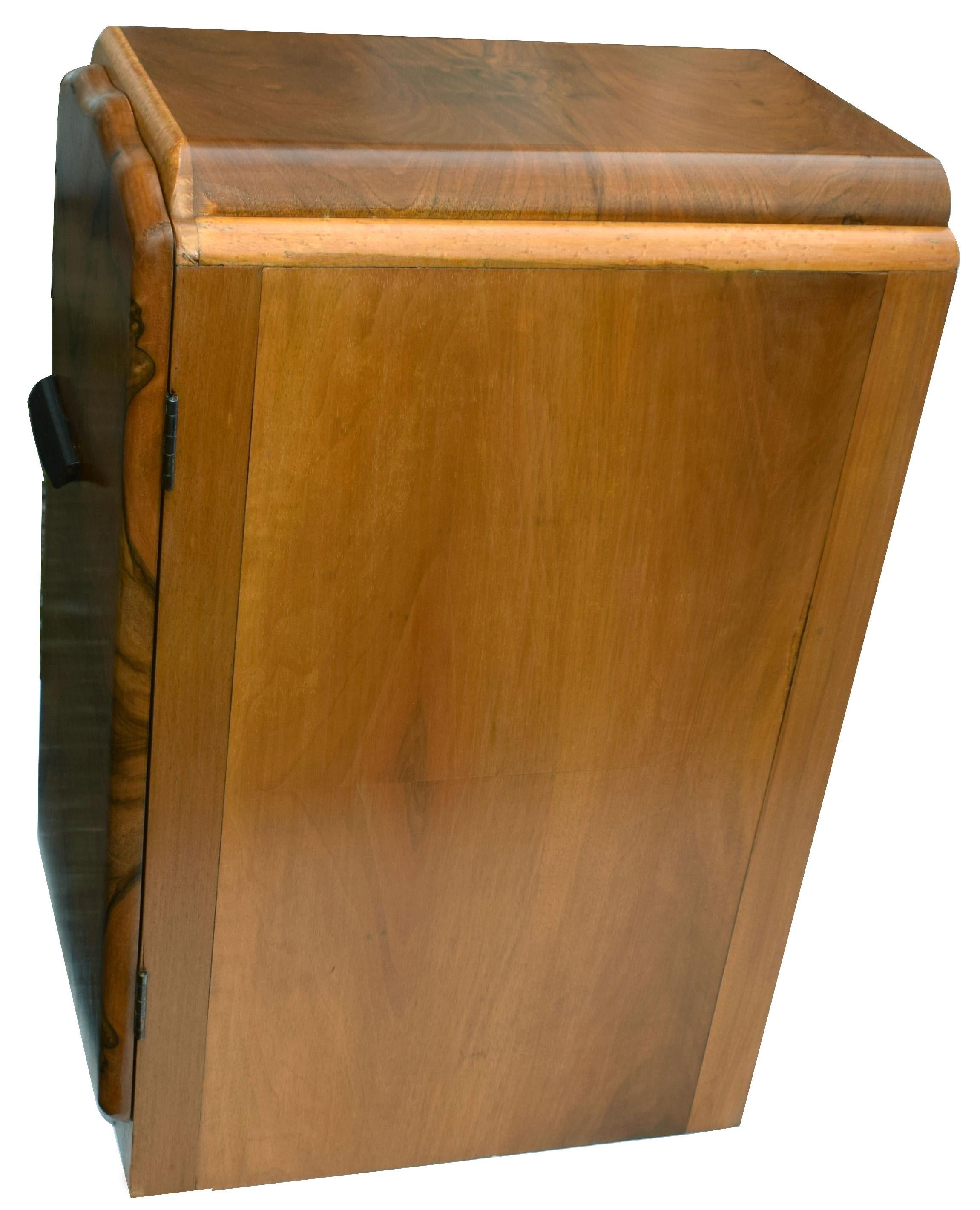 Matching Pair of 1930s Art Deco Walnut And Maple Bedside Tables (20. Jahrhundert)