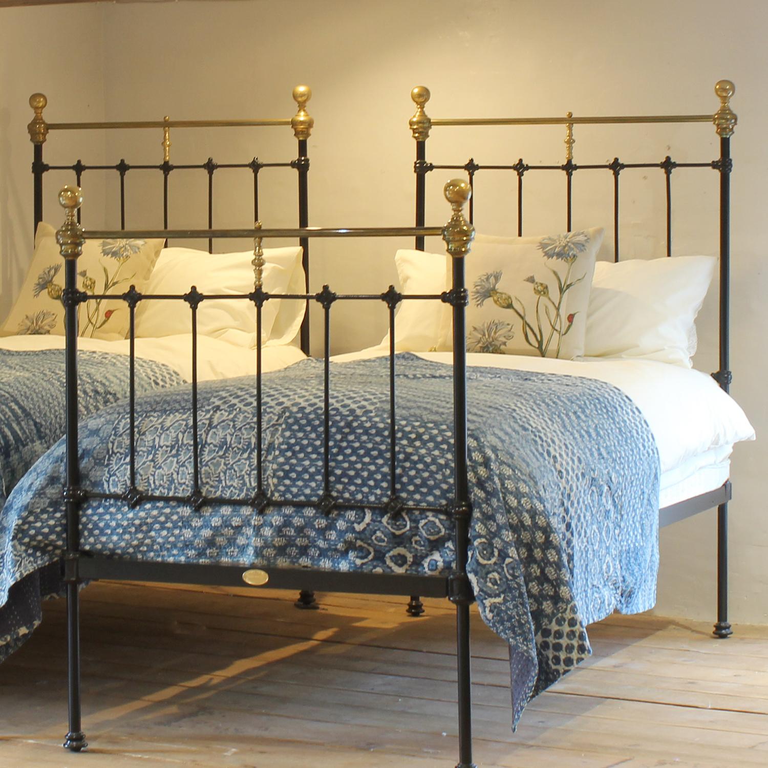 Victorian Matching Pair of Antique Cast Iron Antique Beds in Black MP67 For Sale