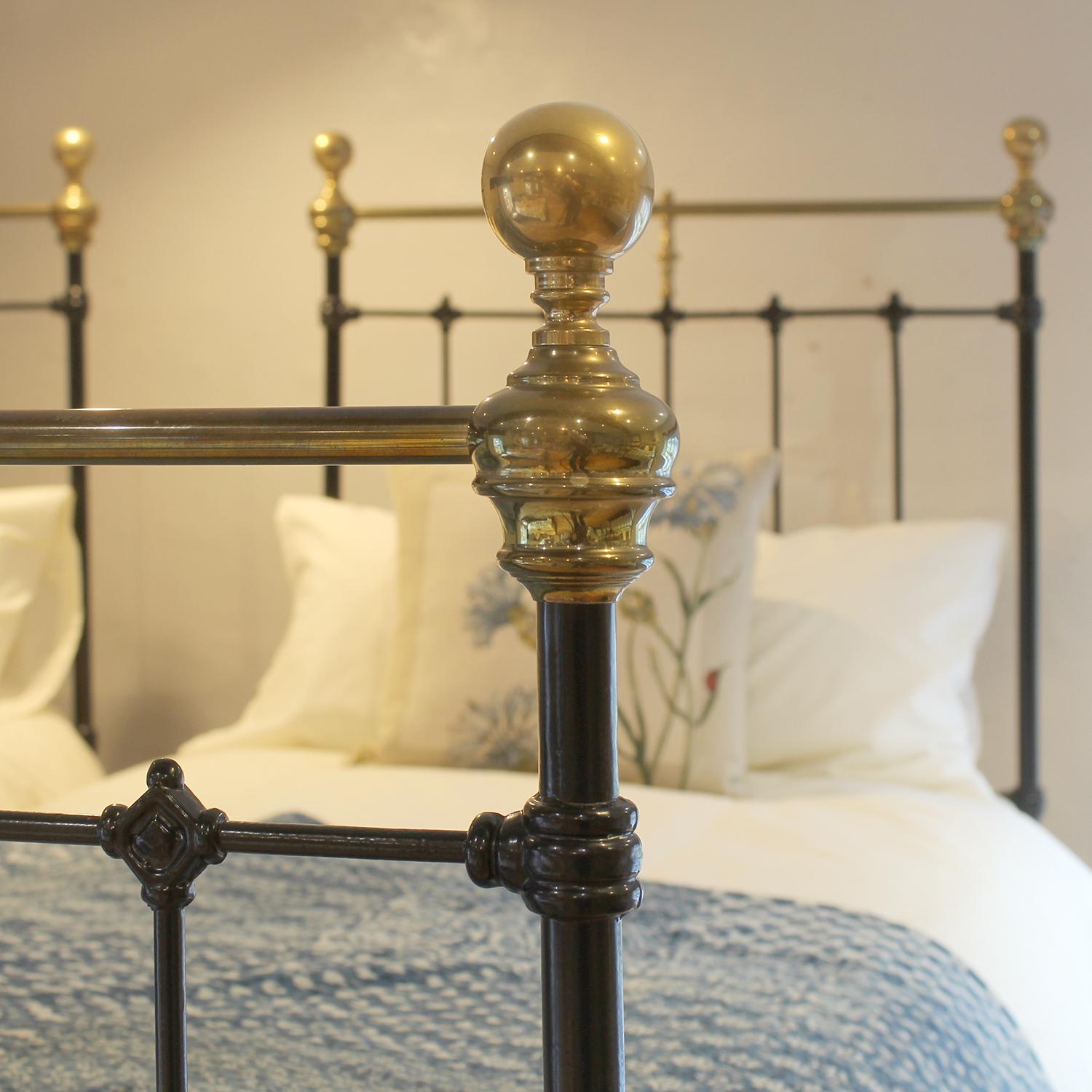 English Matching Pair of Antique Cast Iron Antique Beds in Black MP67 For Sale