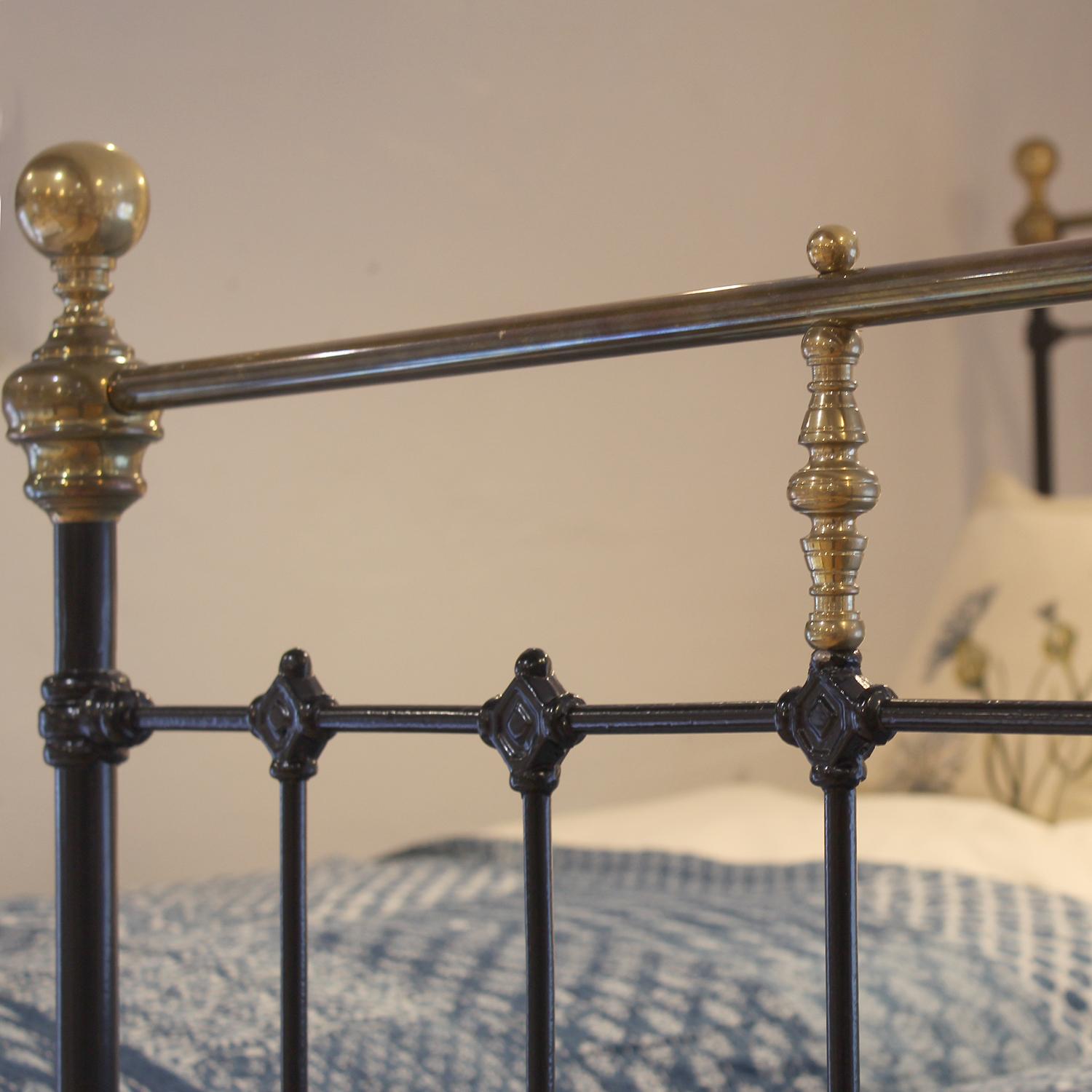 Matching Pair of Antique Cast Iron Antique Beds in Black MP67 In Good Condition For Sale In Wrexham, GB
