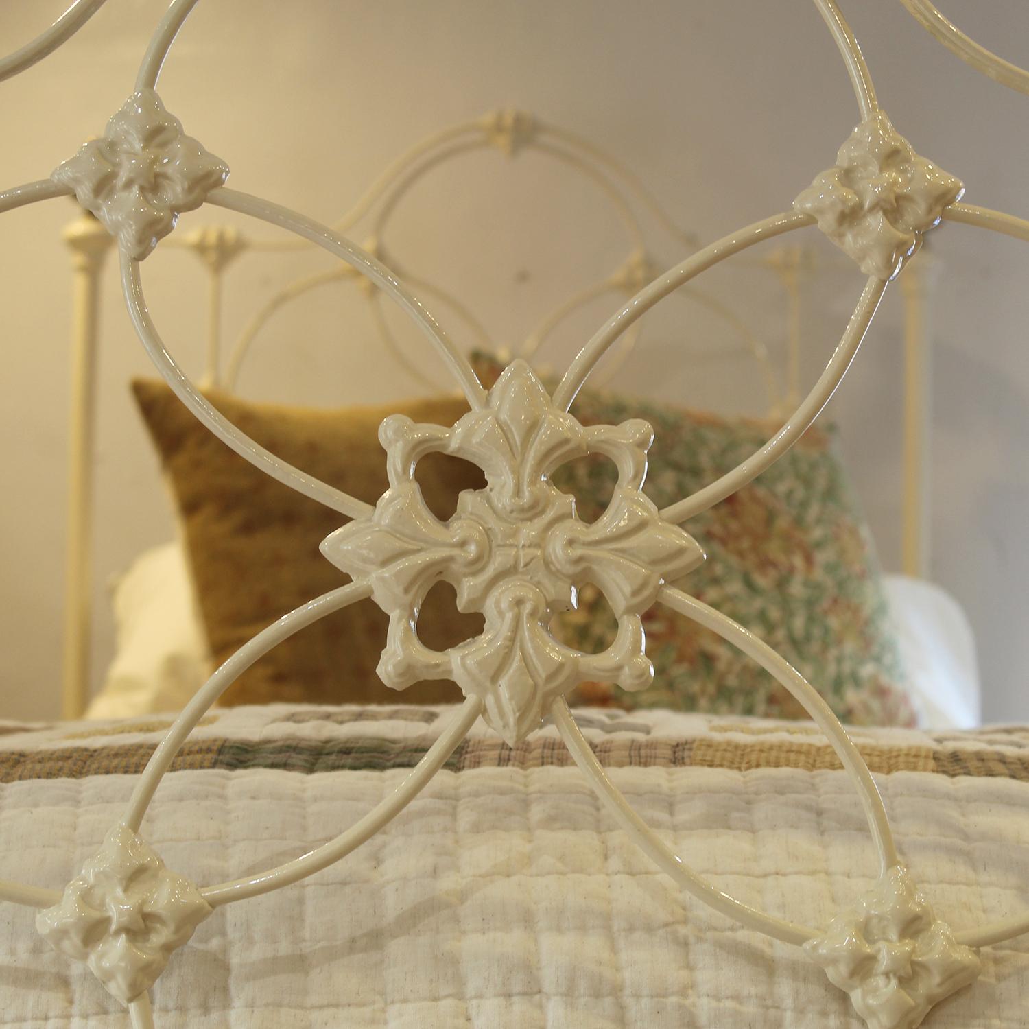 Matching Pair of Antique Cast Iron Antique Beds in Cream MP66 In Good Condition In Wrexham, GB