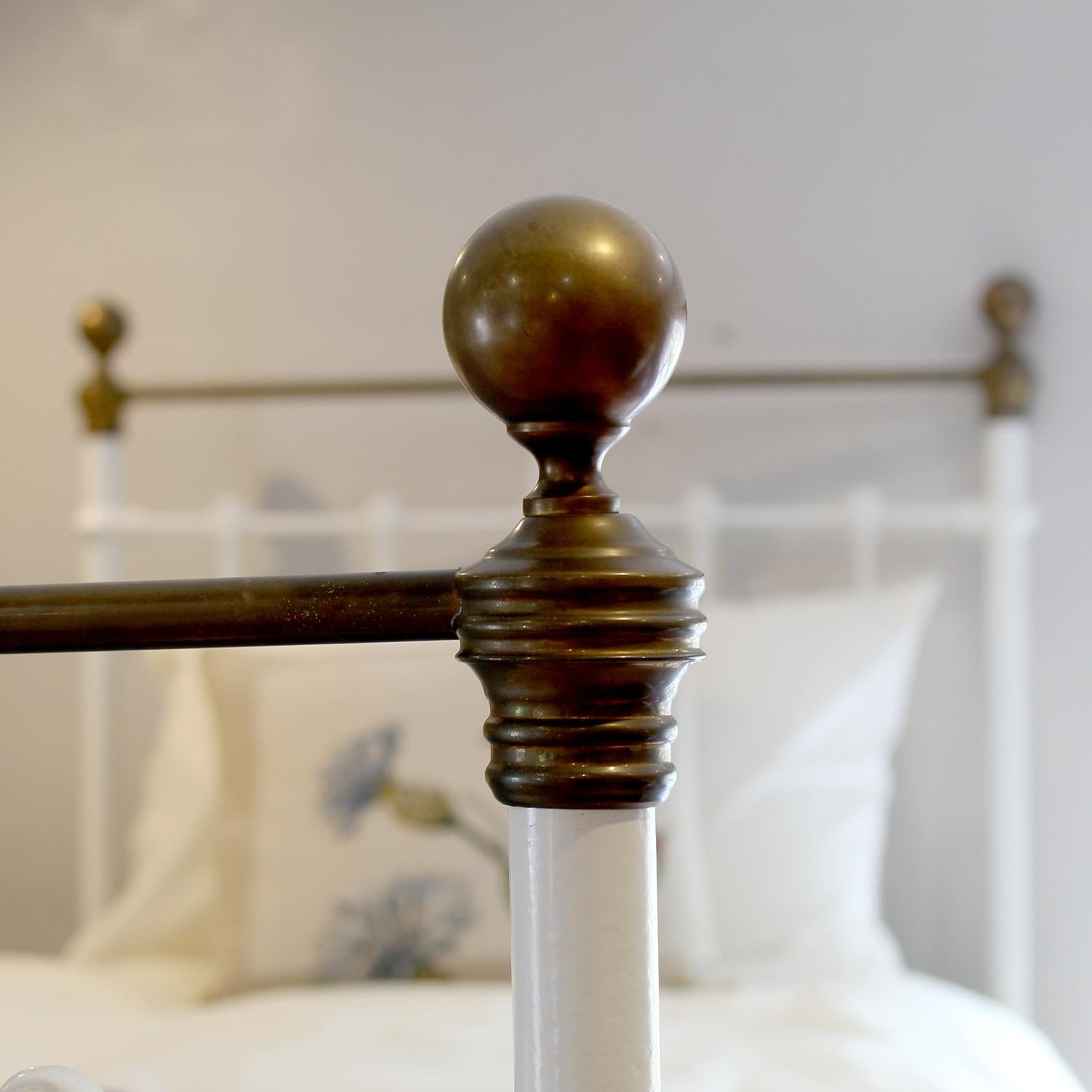 Matching Pair of Antique Cast Iron Antique Beds in White MP68 In Good Condition For Sale In Wrexham, GB