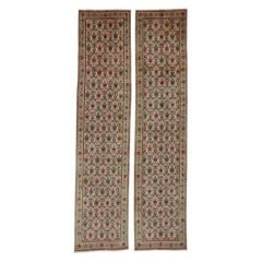 Paire assortie de tapis de couloir persans anciens de Tabriz de style Arts & Crafts