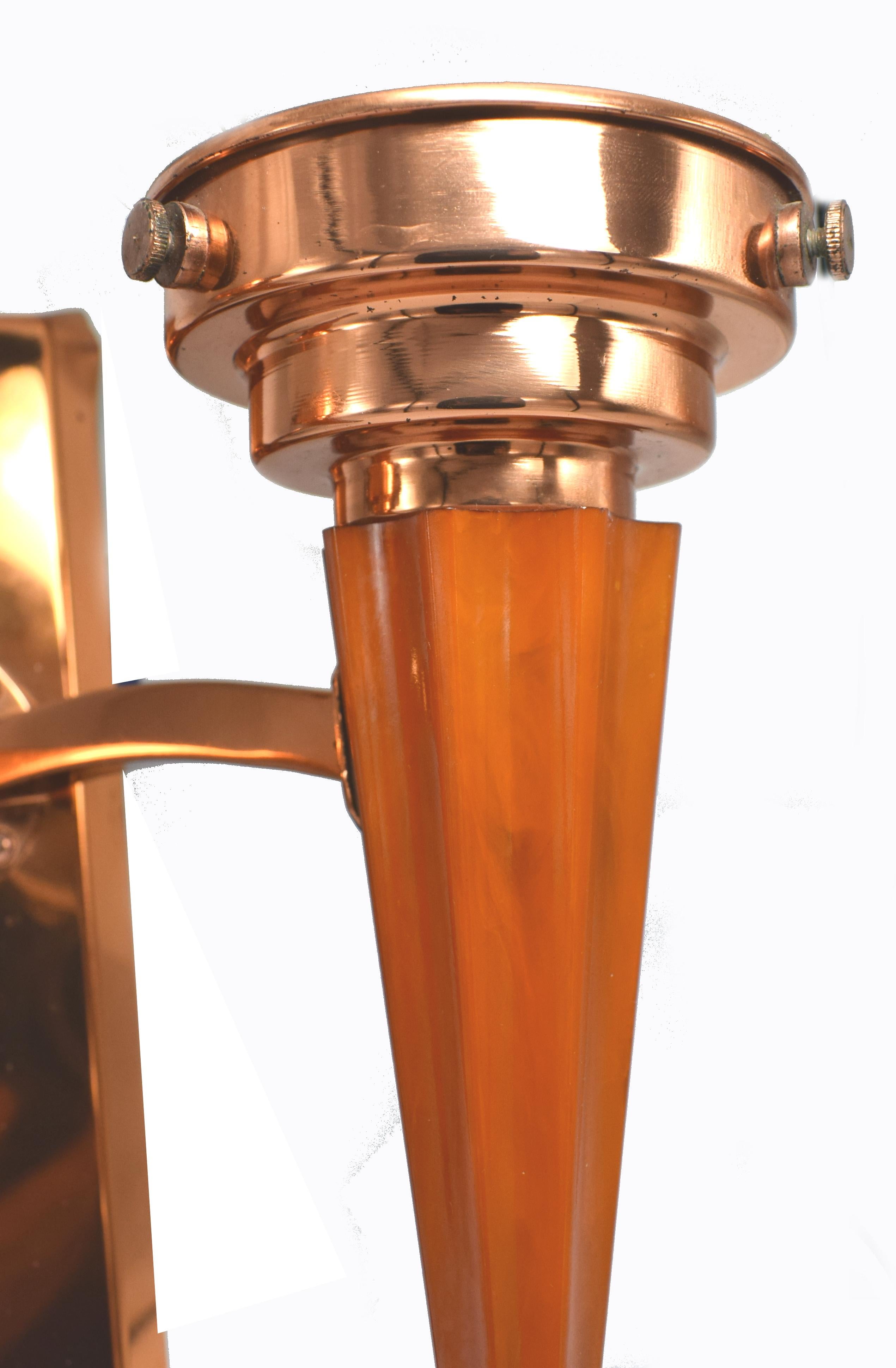 Inglese Coppia di lampade da parete a doppia fiamma in stile Art Deco, circa 1930 in vendita