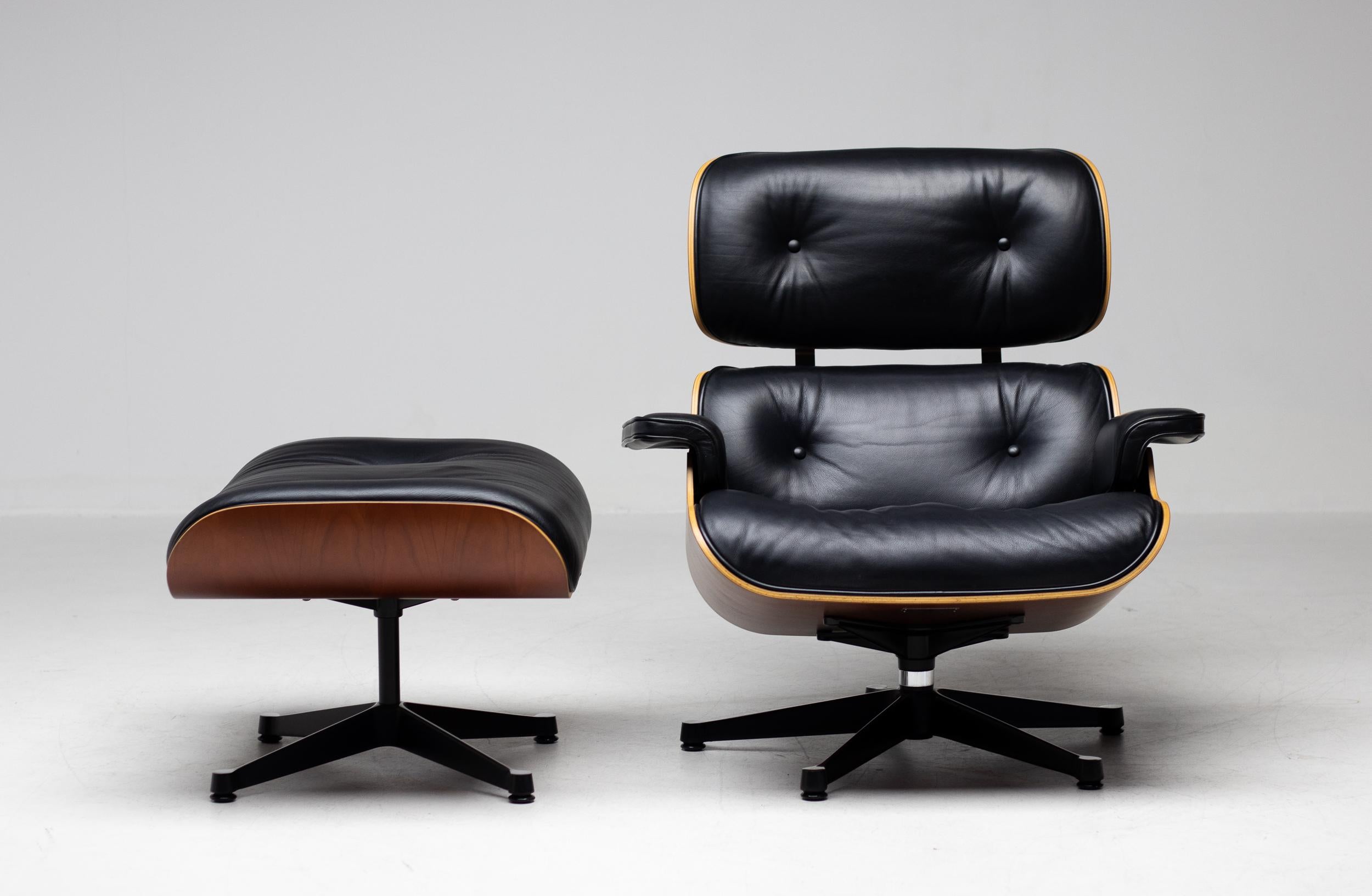 Matching Pair of Charles & Ray Eames 670/671 Lounge Chairs and Ottomans 6
