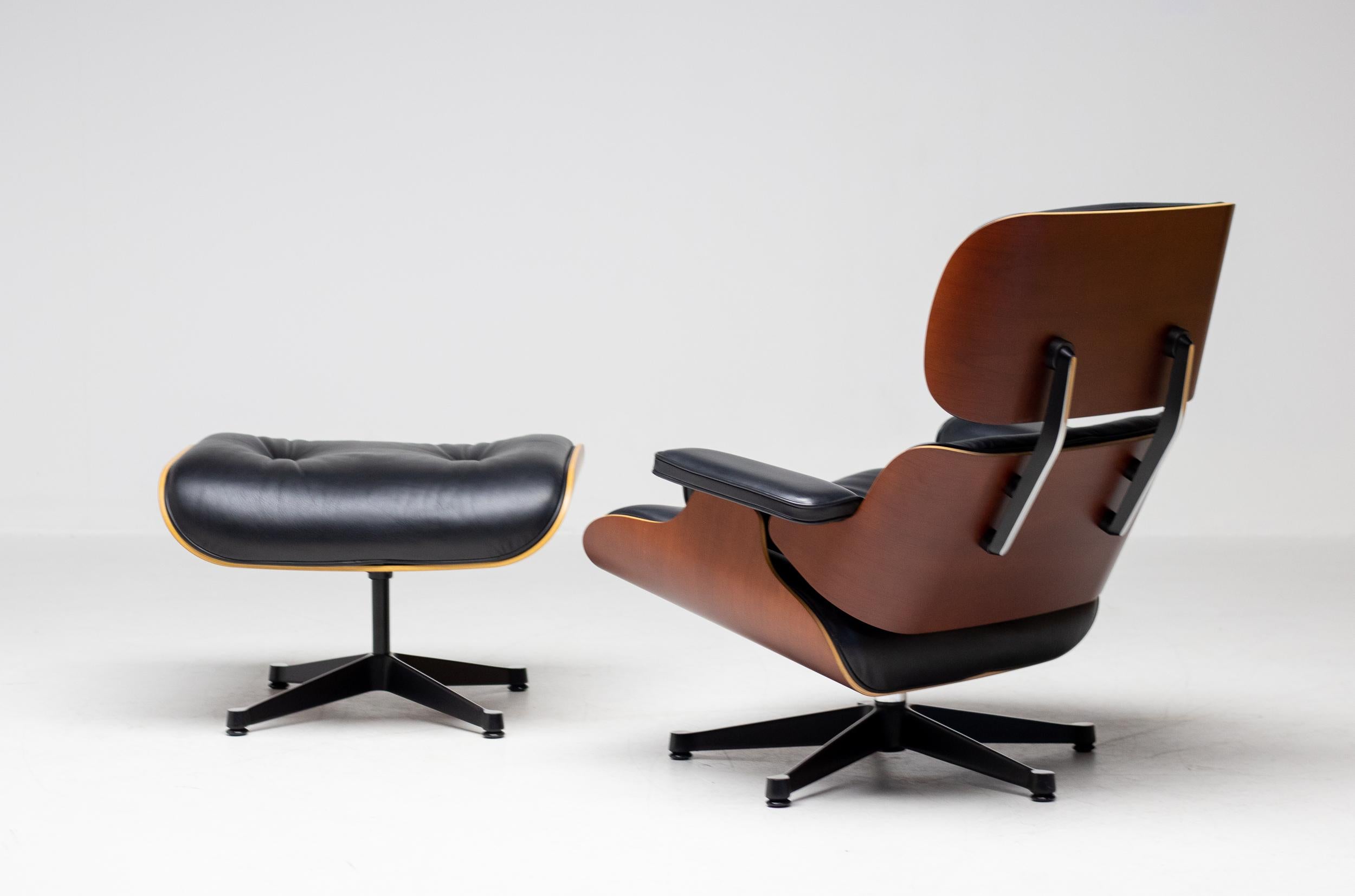 Matching Pair of Charles & Ray Eames 670/671 Lounge Chairs and Ottomans 7