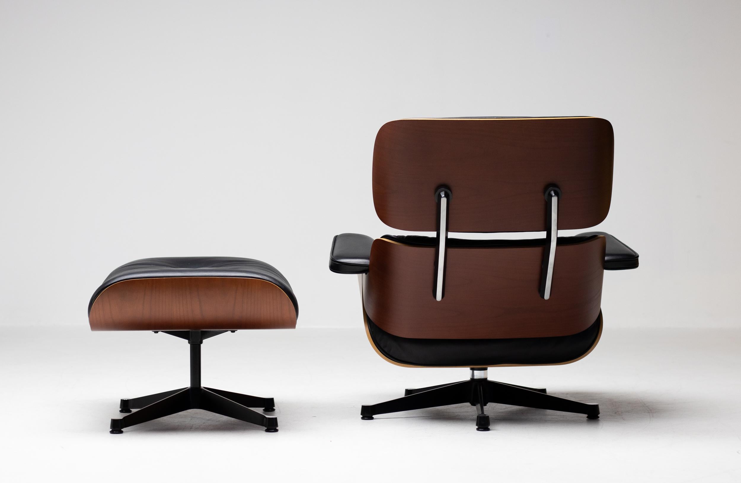 Matching Pair of Charles & Ray Eames 670/671 Lounge Chairs and Ottomans In Good Condition In Dronten, NL