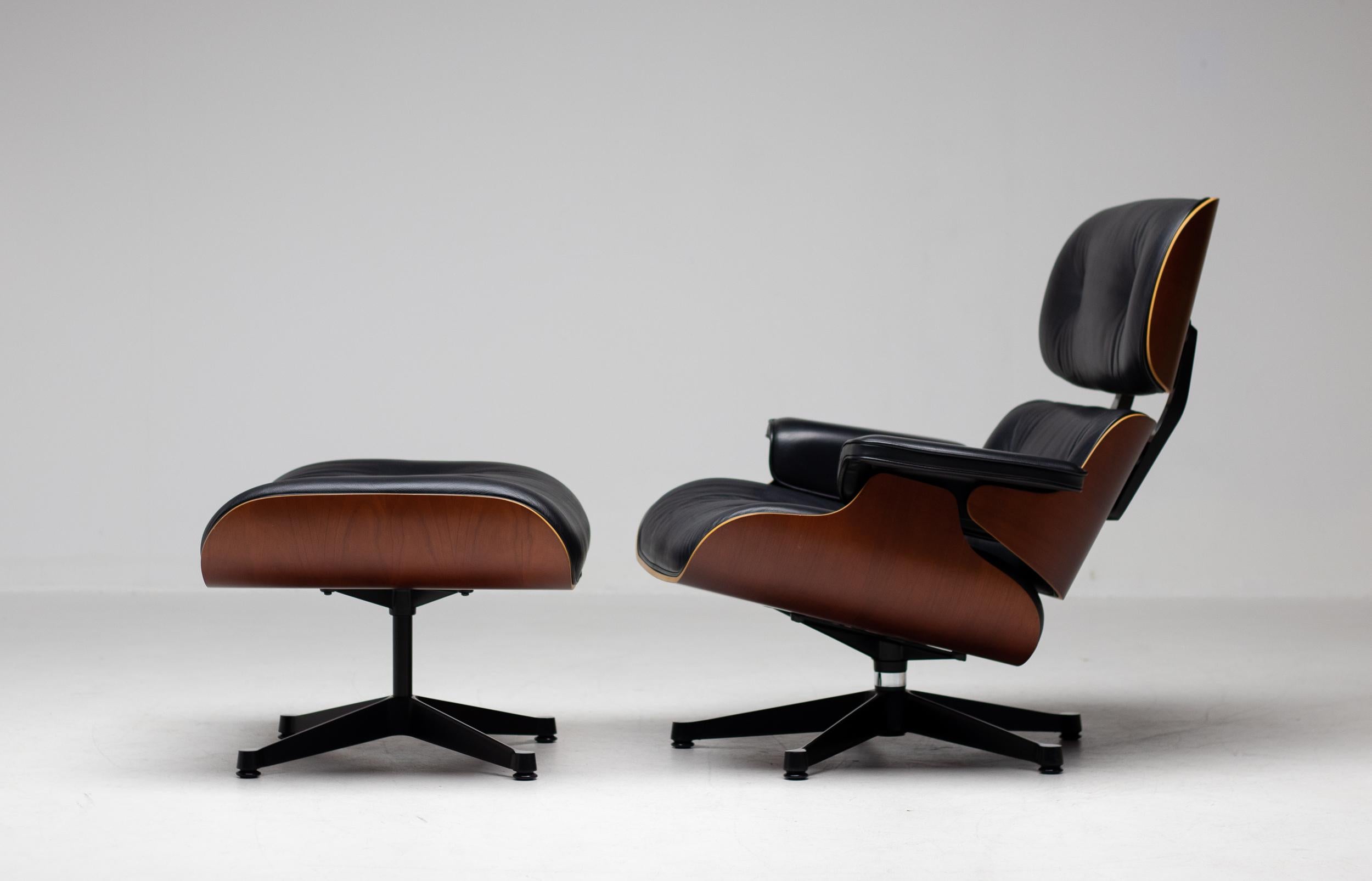 Matching Pair of Charles & Ray Eames 670/671 Lounge Chairs and Ottomans 2