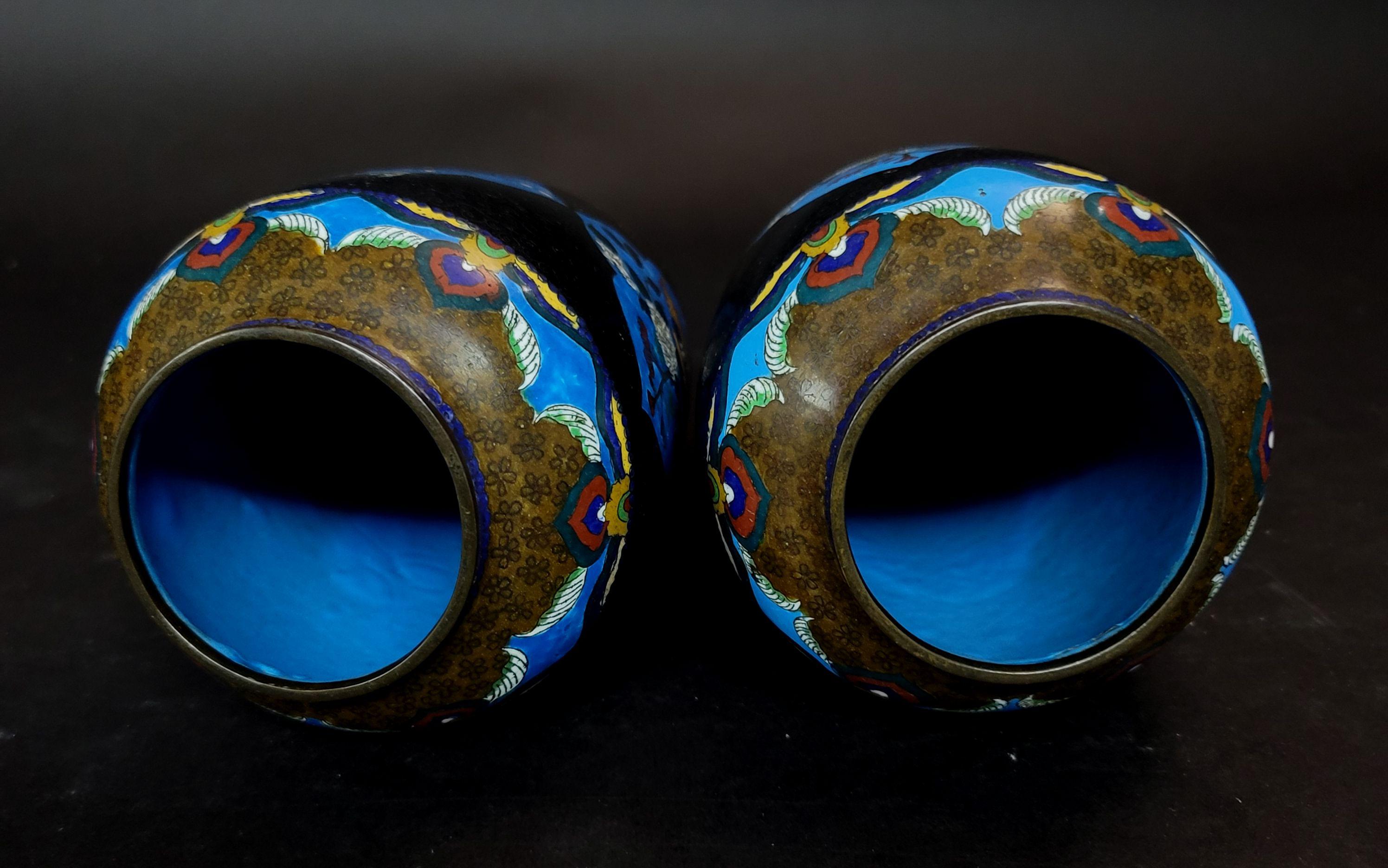 Paire de vases jumelés en bronze émaillé cloisonné de Chine Bon état - En vente à Norton, MA