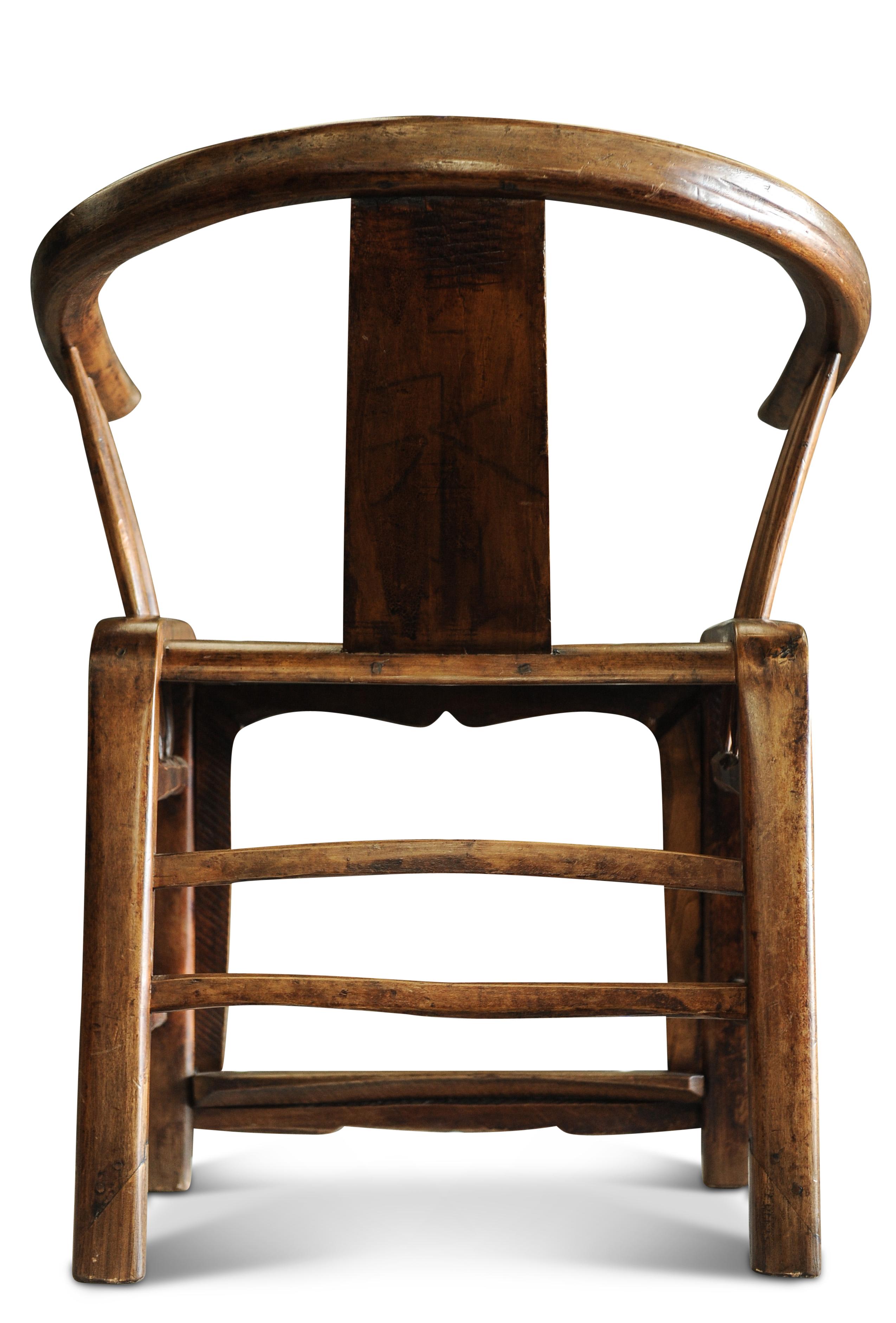 20ième siècle Paire assortie de chaises de mariée en orme d'exportation chinoise avec dossiers en forme d'aile de cygne en vente