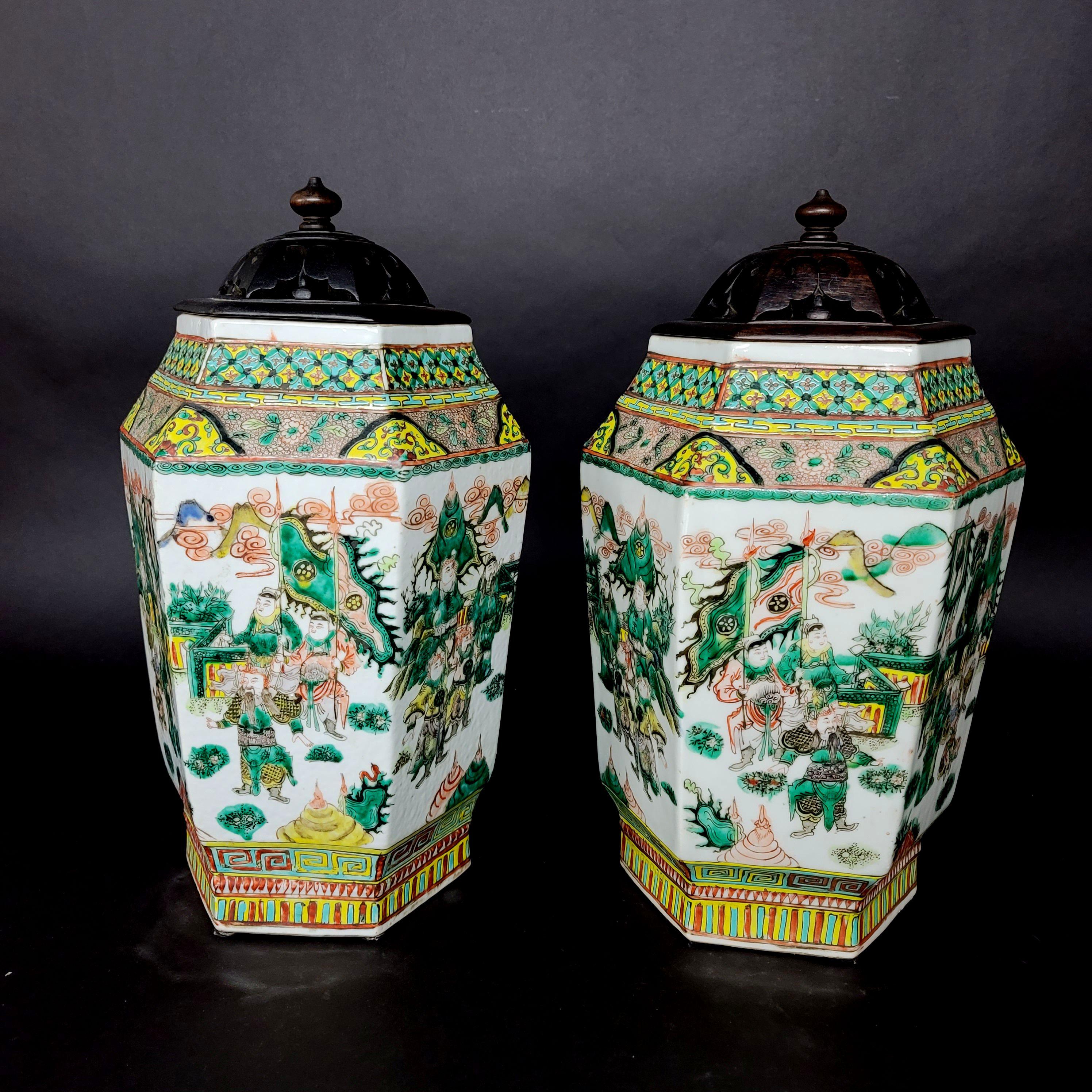 Passendes Paar chinesischer sechseckiger Porzellanvasen, 19. Jahrhundert (Qing-Dynastie) im Angebot