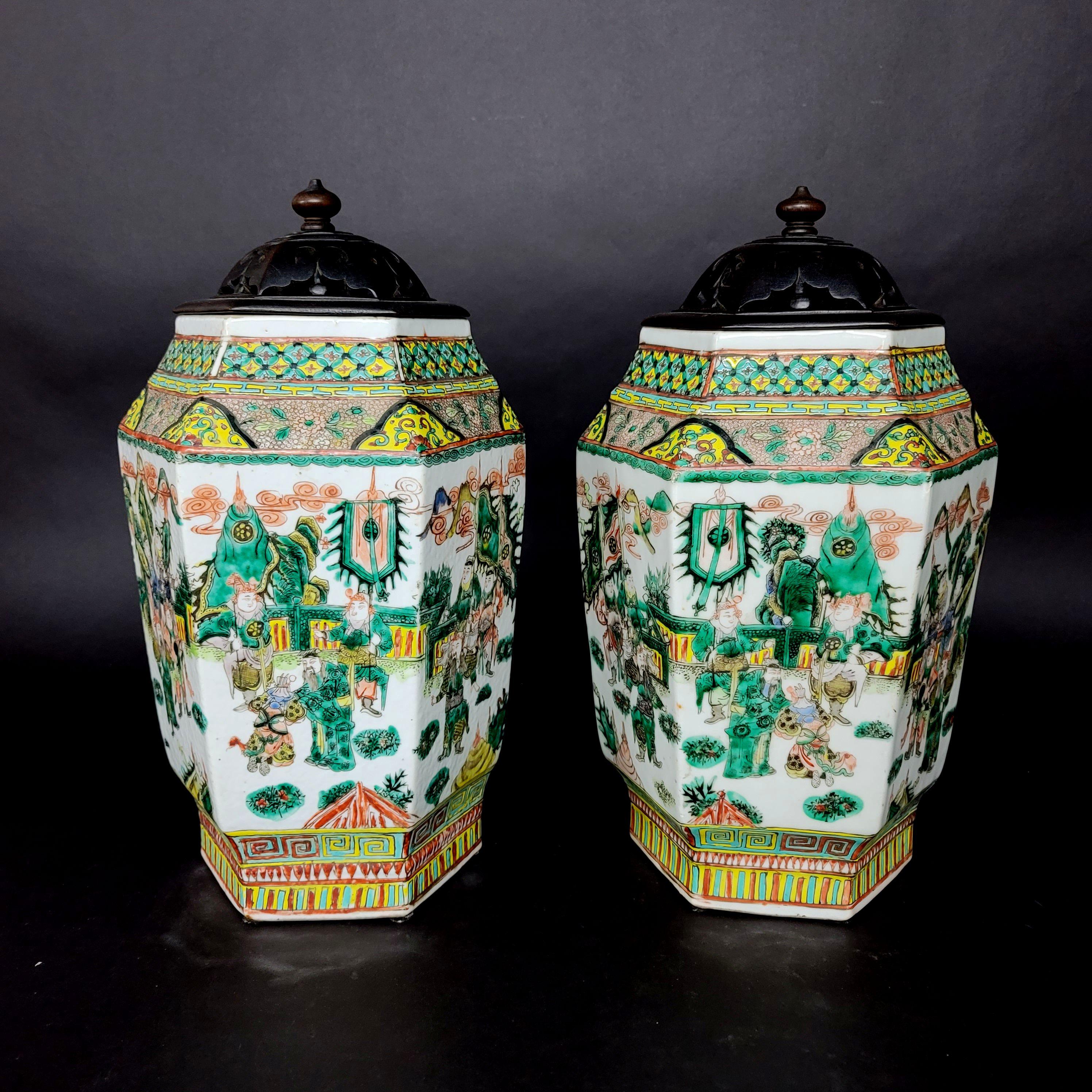 Passendes Paar chinesischer sechseckiger Porzellanvasen, 19. Jahrhundert (Chinesisch) im Angebot