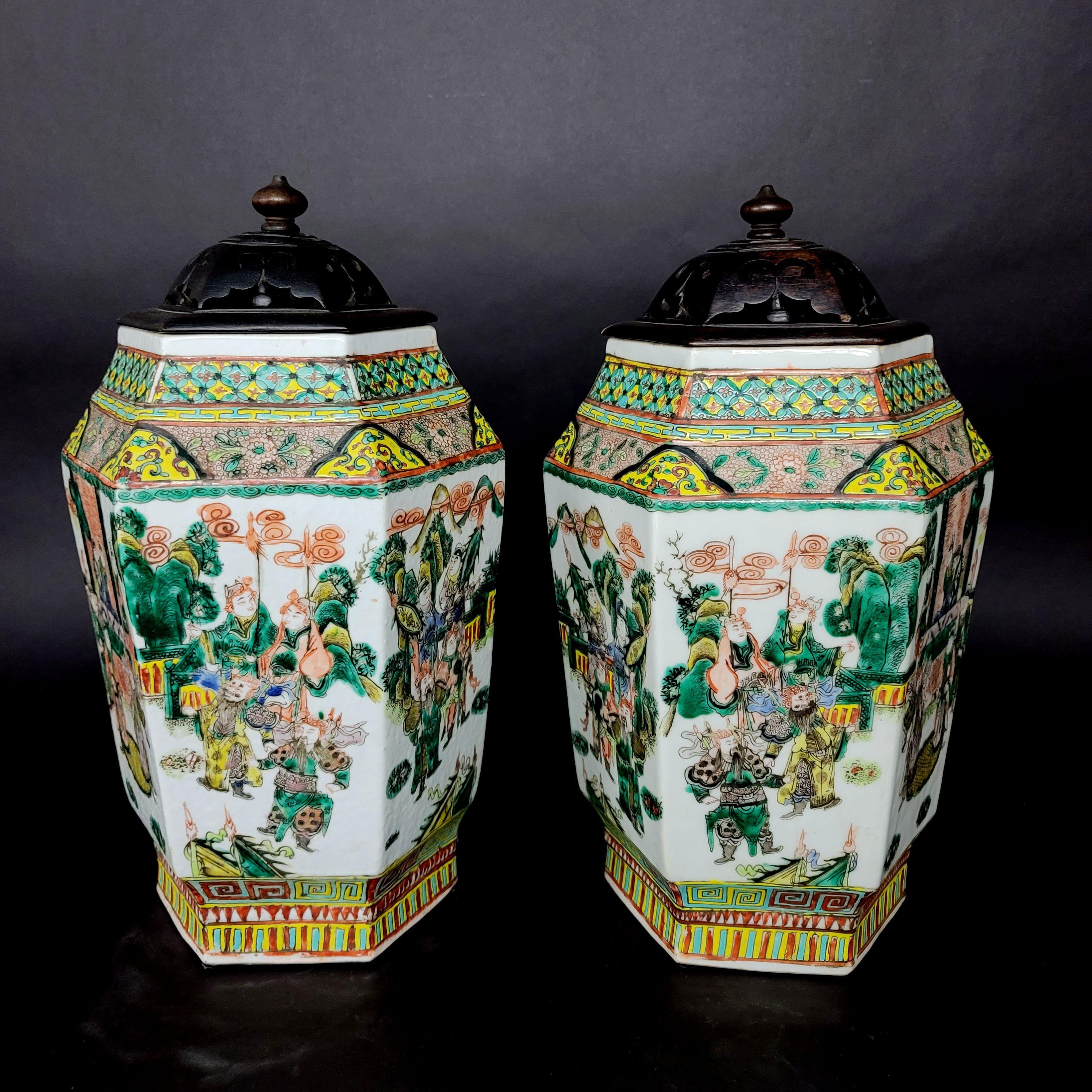 Passendes Paar chinesischer sechseckiger Porzellanvasen, 19. Jahrhundert im Angebot 1