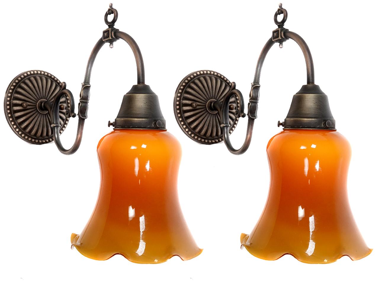 Pareja de apliques decorativos de tulipa de ámbar sobre cristal de leche Estadounidense en venta