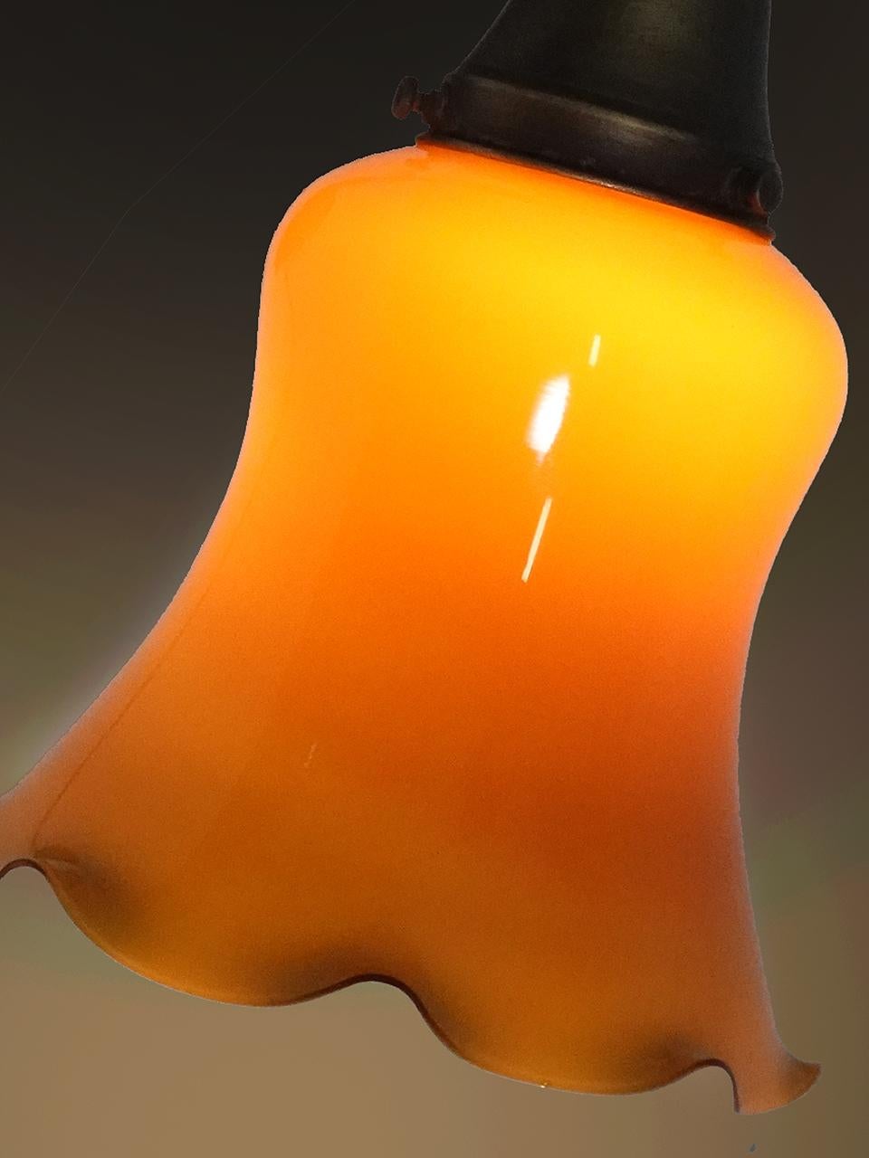 Pareja de apliques decorativos de tulipa de ámbar sobre cristal de leche en Bueno estado para la venta en Peekskill, NY